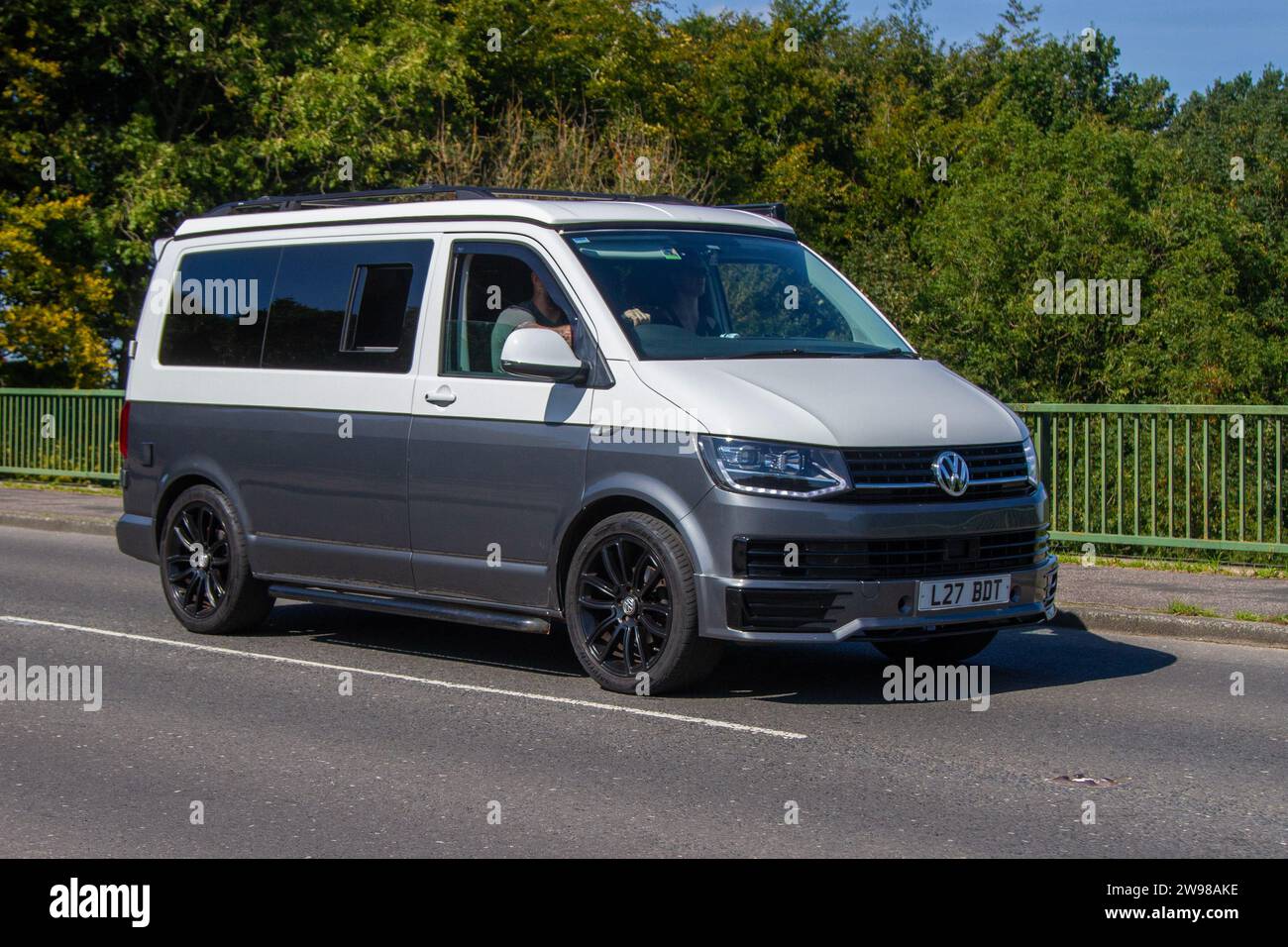 2017 VW Volkswagen Transporter T28 S-Line TDI BMT TDI 102 Bluemotion SWB Euro6 Start/Stopp Grau weiß LCV Panel Van Diesel 1968 ccm Stockfoto