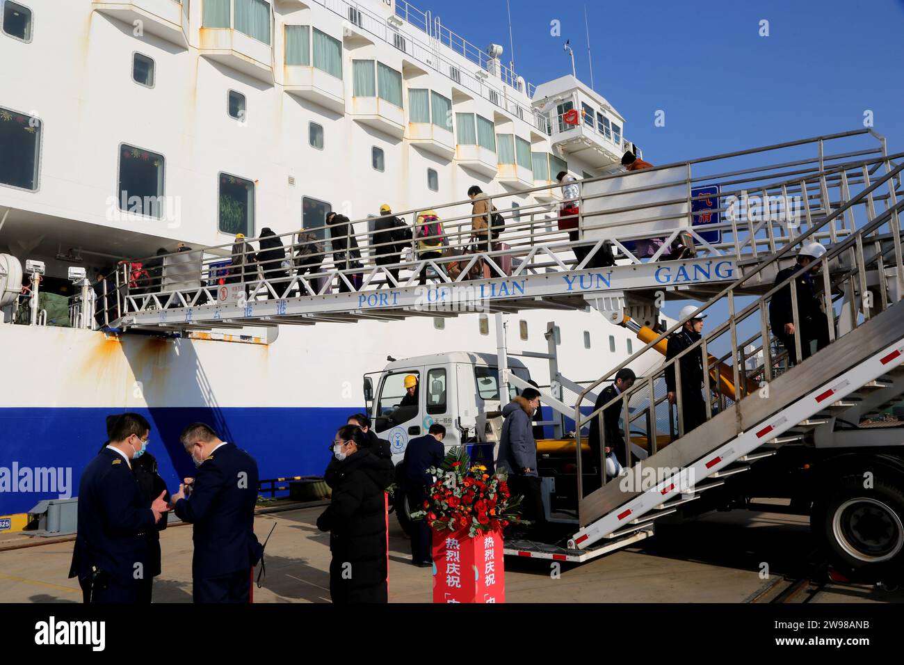 LIANYUNGANG, CHINA - 25. DEZEMBER 2023 - Passagiere, die auf dem Zielort der Hafenpassenge an Bord eines Passagierschiffes China-Südkorea anstehen Stockfoto