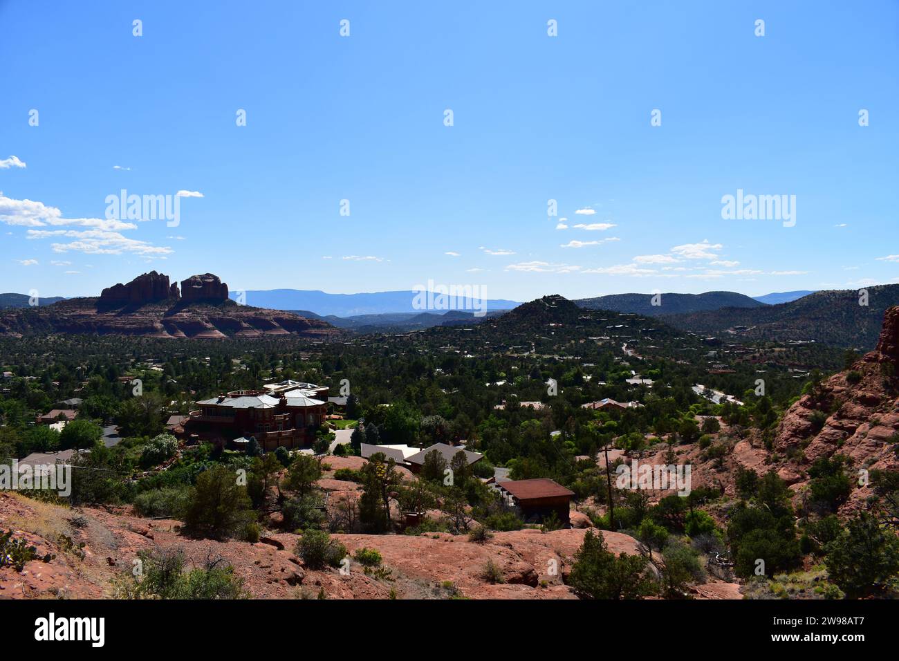 Blick auf das Kapellviertel in Sedona an einem sonnigen Tag, vom Aussichtspunkt aus gesehen, die Kapelle des Heiligen Kreuzes Stockfoto
