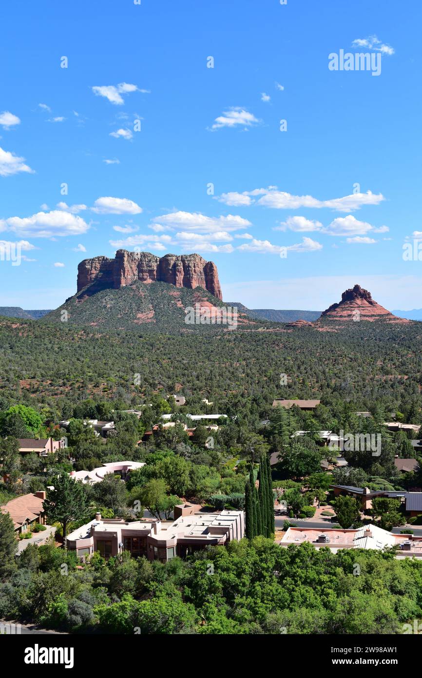 Blick auf das Kapellviertel in Sedona an einem sonnigen Tag, vom Aussichtspunkt aus gesehen, die Kapelle des Heiligen Kreuzes Stockfoto
