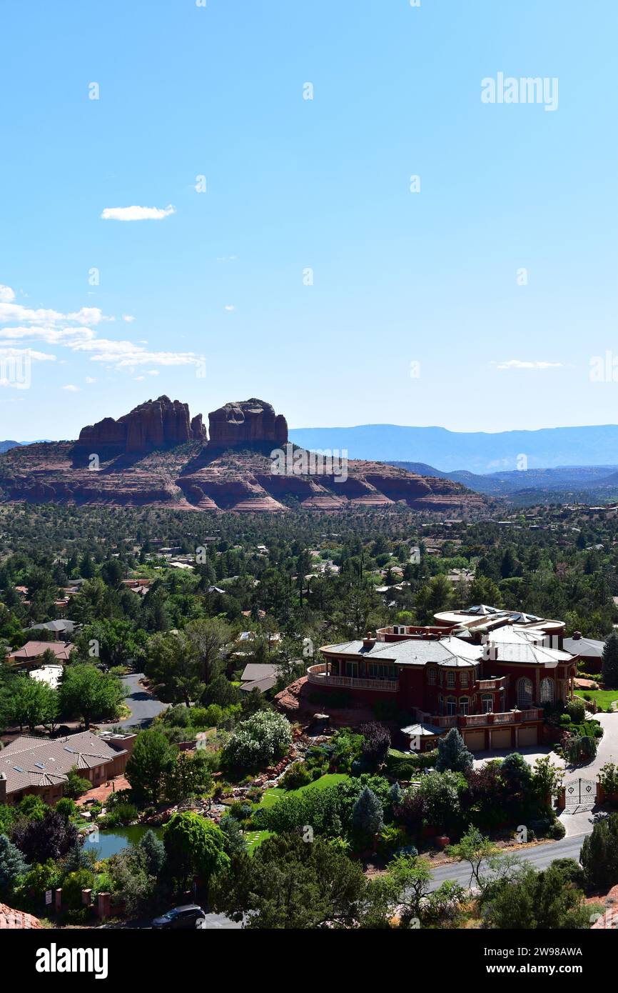 Blick auf das Kapellviertel in Sedona an einem sonnigen Tag, vom Aussichtspunkt aus gesehen, die Kapelle des Heiligen Kreuzes Stockfoto