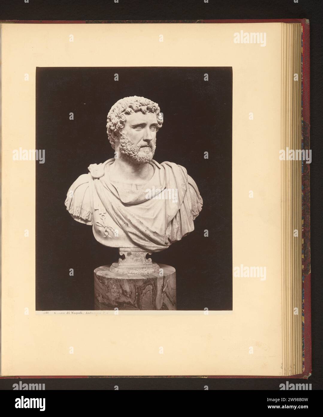 Büste von Antoninus Pius aus der Farneser Sammlung, Giorgio Sommer, 1874 - ab 1879 Foto dieses Foto ist Teil eines Albums. Naples fotografische Trägerskulptur aus Albumen. kaiser Stockfoto