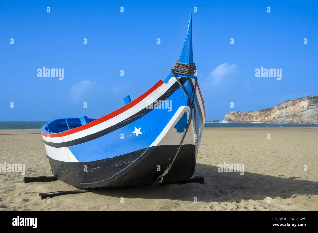 Traditionelle Holz- Boot auf den Strand von Nazare, Portugal. Stockfoto