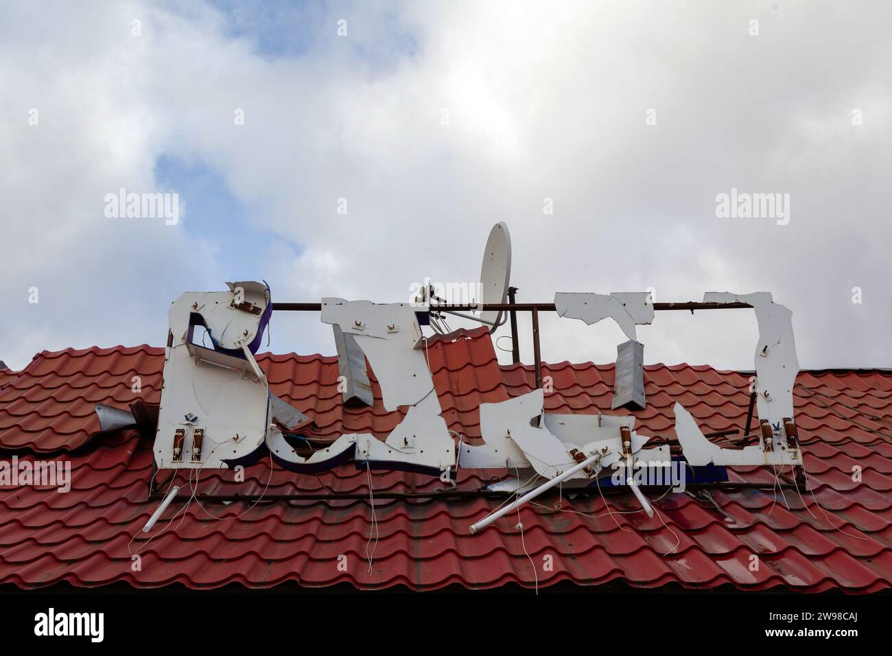 Nicht exklusiv: TSCHERNIHIV, UKRAINE - 21. DEZEMBER 2023 - auf dem Dach eines Cafés und einer Sauna im Stadtteil Bobrovytsia ist Ein zertrümmertes Schild zu sehen Stockfoto