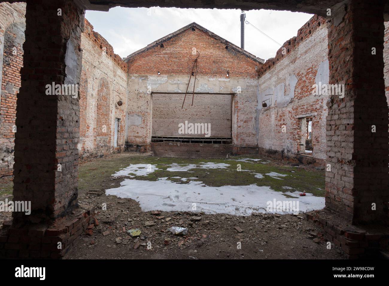 Nicht exklusiv: IVANIVKA, UKRAINE - 21. DEZEMBER 2023 - eine Versammlungshalle wird in einem Kulturhaus gefangen genommen, das durch den russischen Beschuss Iwanwka-Teufel ruiniert wurde Stockfoto