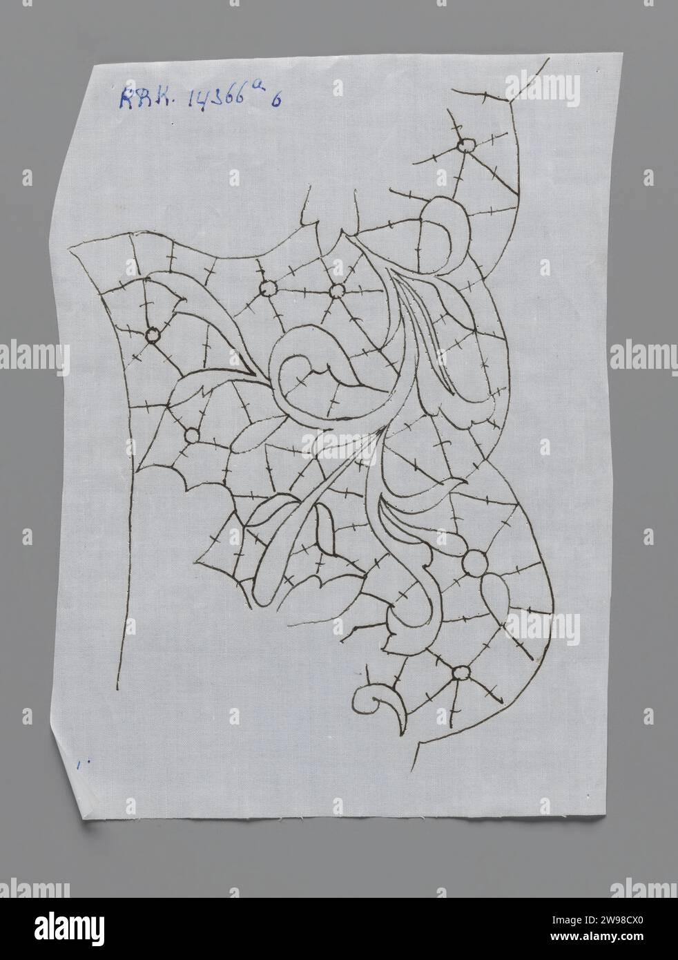 Eigentum für die Herstellung eines Teils eines Kragens der Nadelseite, belgisch interniert (Dorf Elisabeth, Amersfoort), ca. 1915 - ca. 1924 Eigentum für einen Teil eines Kragens der venezianischen Nadelseite. Das Nadelseitenmuster wird mit Tinte auf hellblauem Papier gezeichnet und Löcher entlang der Musterlinien gestochen. In der nächsten Phase wird der Anreiz auf einer doppelten Baumwollschicht nachvollzogen. Die Incentive- und die doppelte untere Baumwollschicht werden dann aufgetragen, um Drähte zu verfolgen, die den Linien des Nadelseitenmusters folgen. Wenn alle seitlichen Nadelstiche über und zwischen diesen Spurendrähten, dem Anreiz und der Baumwolle vorgenommen werden Stockfoto