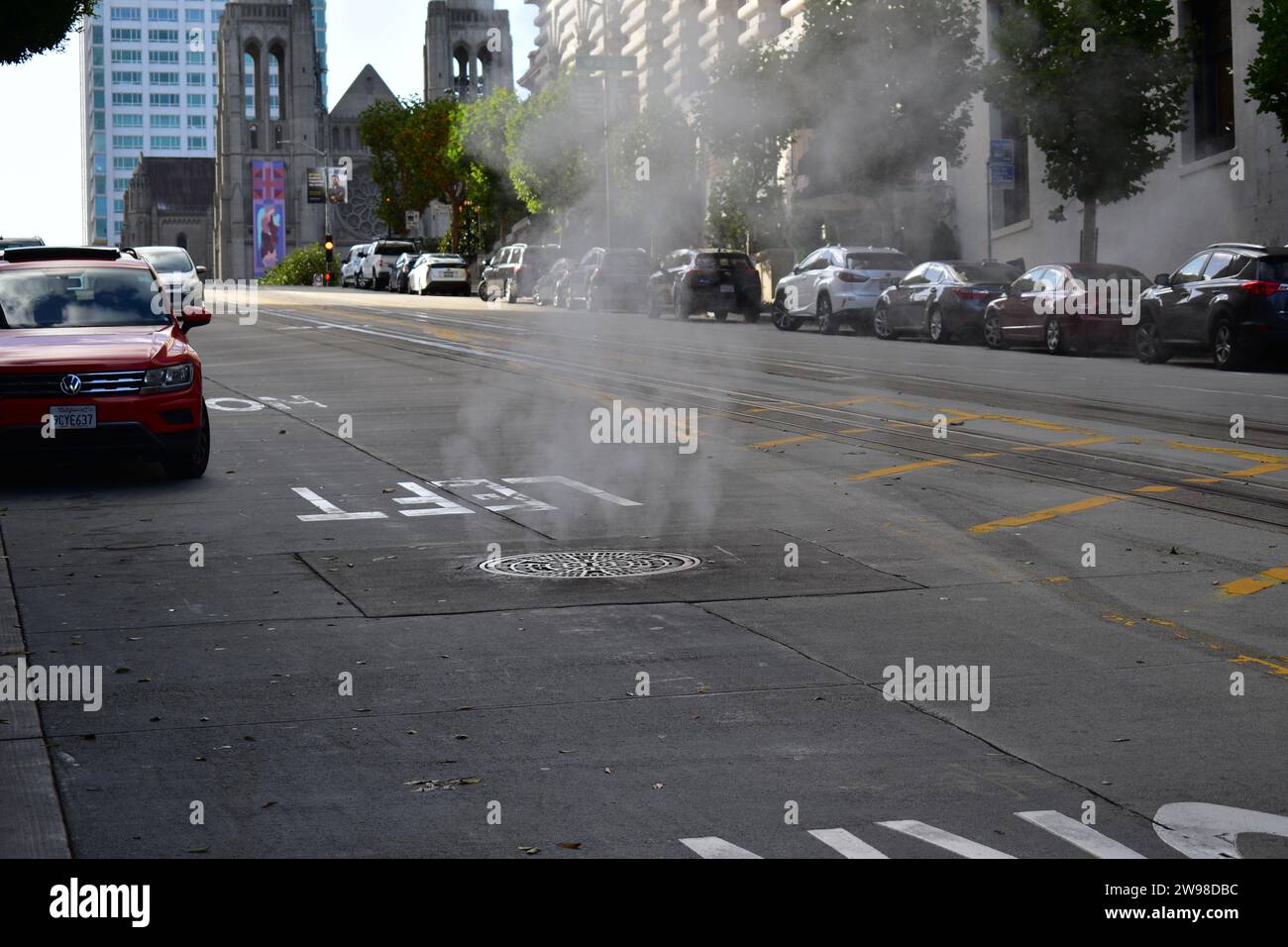 Heißer Dampf entweicht aus einem Mannloch auf der California Street in Downtown San Francisco Stockfoto