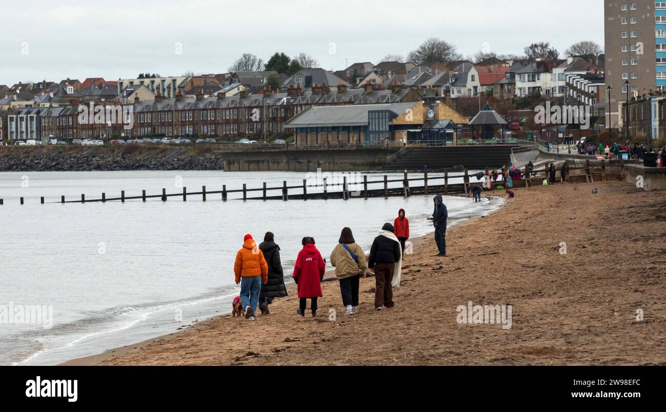 Portobello, Edinburgh, Schottland, Großbritannien. 25. Dezember 2023. Wetter, Duschen am Weihnachtsfeiertag, Sonnenschirme wurden auf der Promenade benutzt, um auf dem Porty-Abschlussball am Firth of Forth spazieren zu gehen. Temperatureinstellung 8 Grad Celsius. Quelle: Archwhite/Alamy Live News. Stockfoto