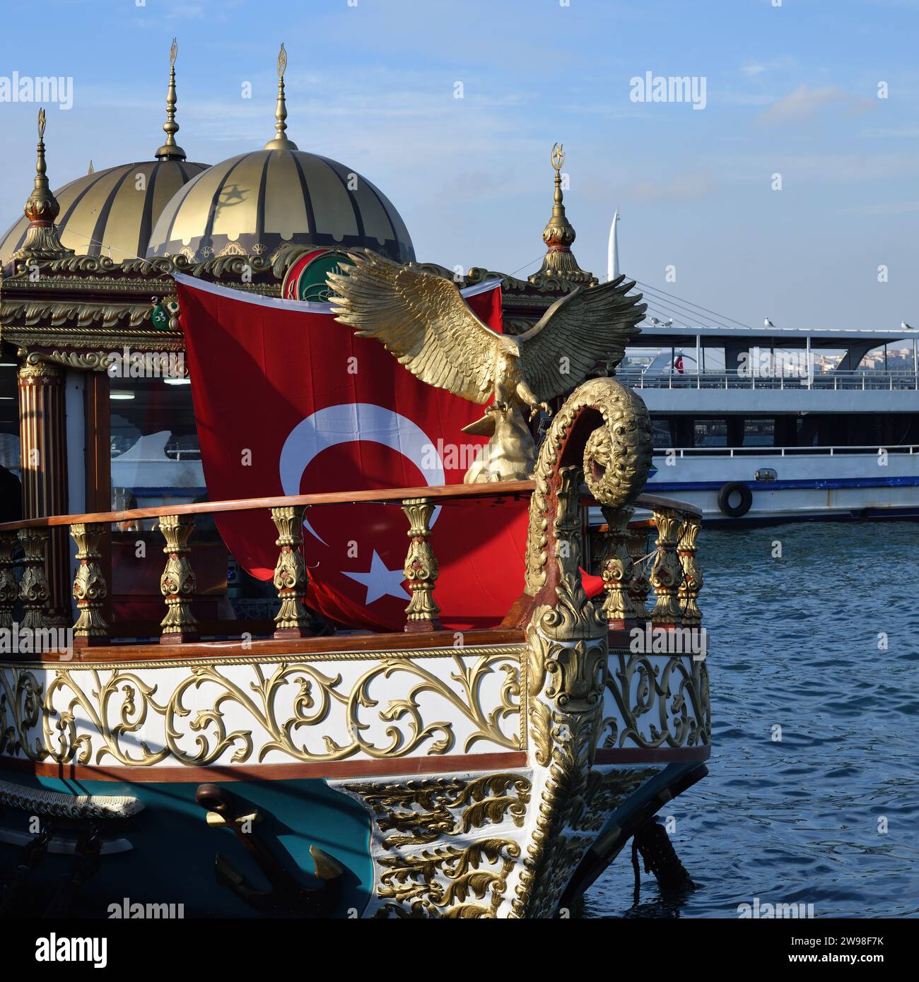 Touristen-Vergnügungsboot an der Pier. Solche Bosporus-Kreuzfahrtboote sind eine sehr beliebte Touristenattraktion in Istanbul. Türkei Stockfoto