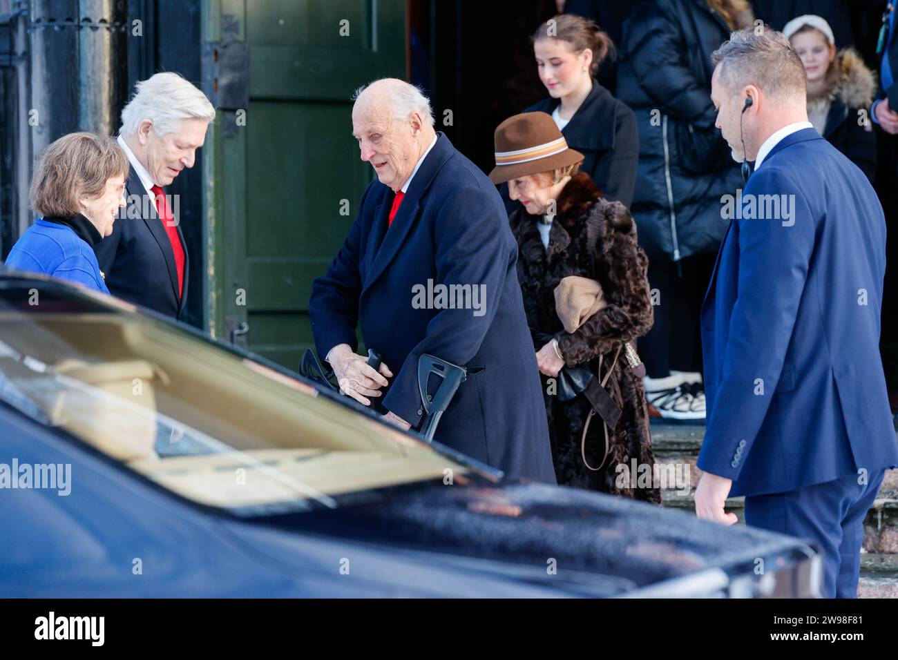 Oslo 20231225. König Harald, Königin Sonja und ihre Enkelin Emma Tallulah Behn werden von Kirchenhofmeister Stein Erik von Hirsch und Textleser Inger Merete Magnus nach dem Weihnachtsgottesdienst in der Holmenkollen-Kapelle in Oslo verabschiedet. Foto: Frederik Ringnes / NTB Stockfoto