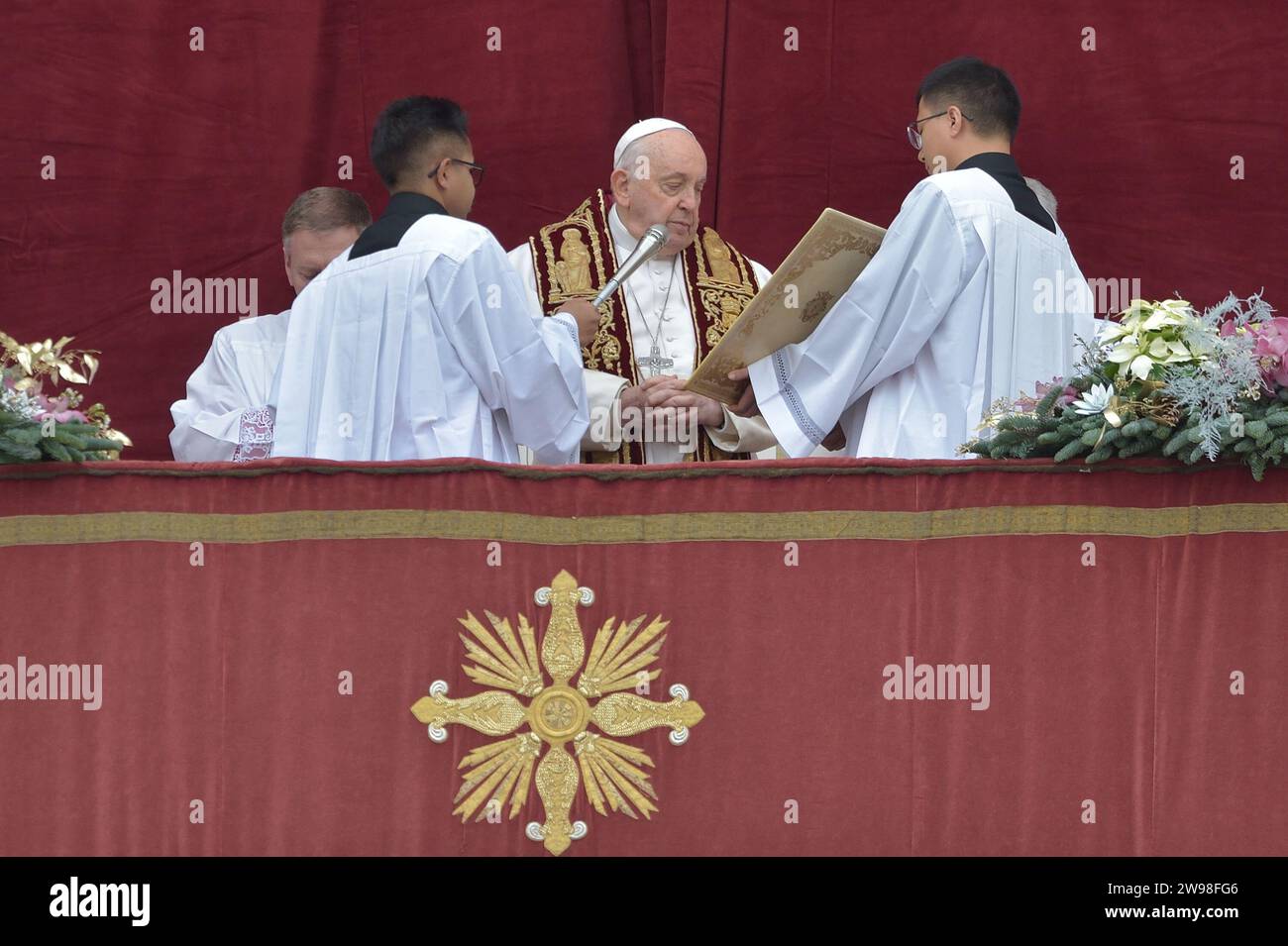 Vatikanstadt, Vatikanstadt. Dezember 2023. Papst Franziskus feiert den URBI et Orbi im Petersdom am 25. Dezember 2023 im Vatikan. In seiner jährlichen Botschaft an die Welt bedauerte der Papst die Waffenindustrie, die Kriege anheizt und gleichzeitig den Frieden zwischen den Palästinensern und Israel und den anhaltenden Konflikt in der Ukraine fordert. Foto: Stefano Spaziani/UPI Credit: UPI/Alamy Live News Stockfoto