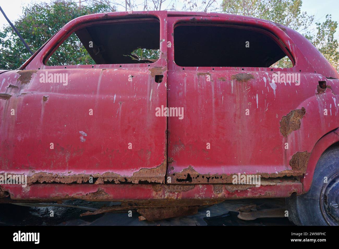 Verrostete Türen eines alten verlassenen roten Autos Stockfoto