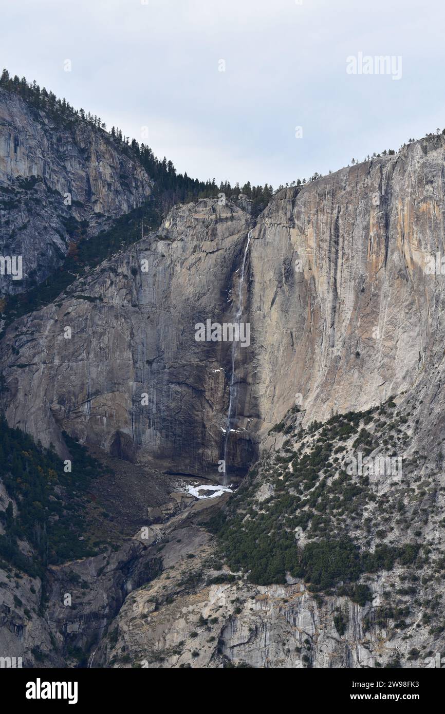 Malerischer Blick auf die Yosemite Falls vom Four Mile Trail im Yosemite National Park Stockfoto