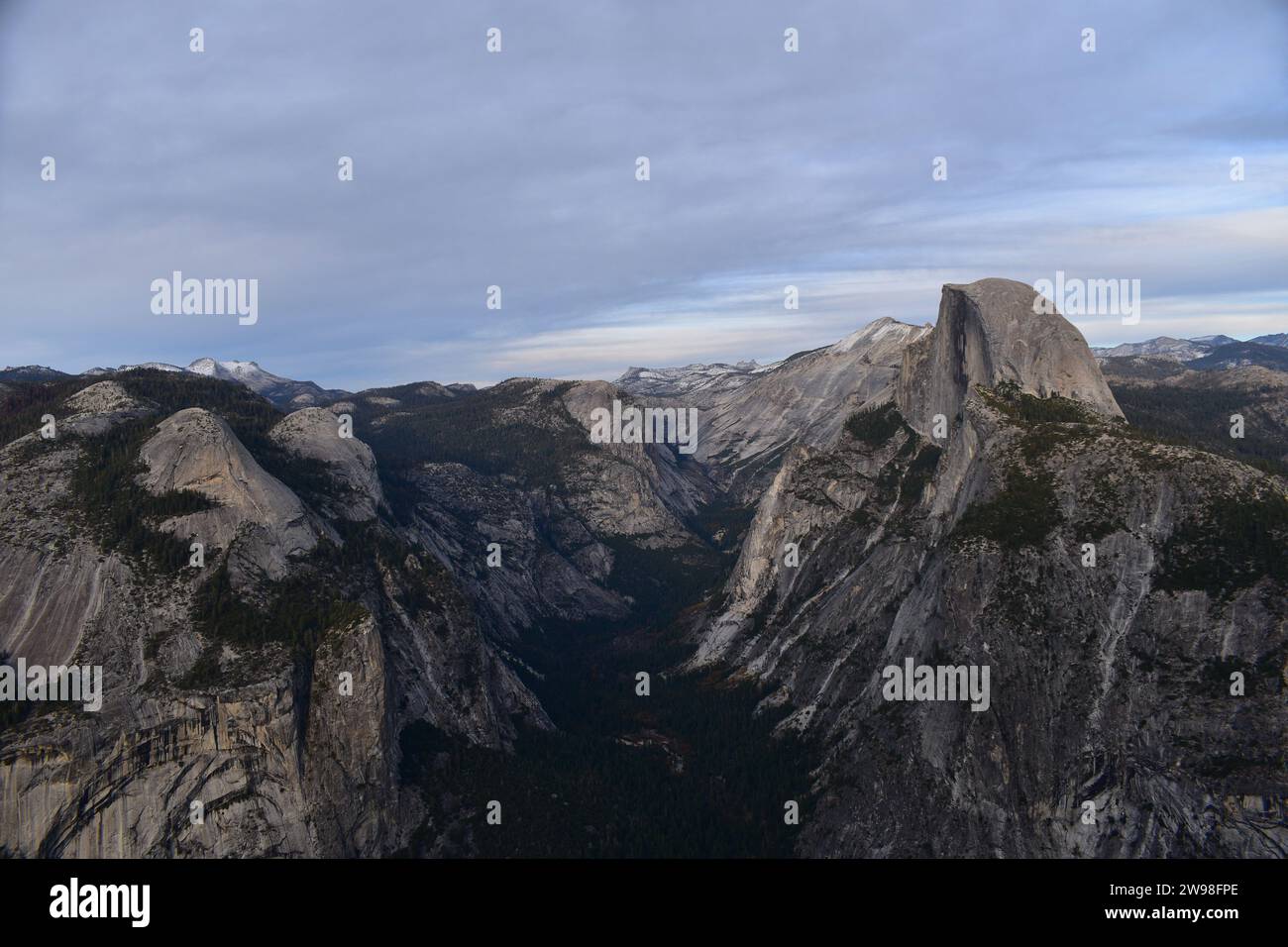 Blick auf den majestätischen Half Dome und die umliegenden Berge im Yosemite-Nationalpark Stockfoto