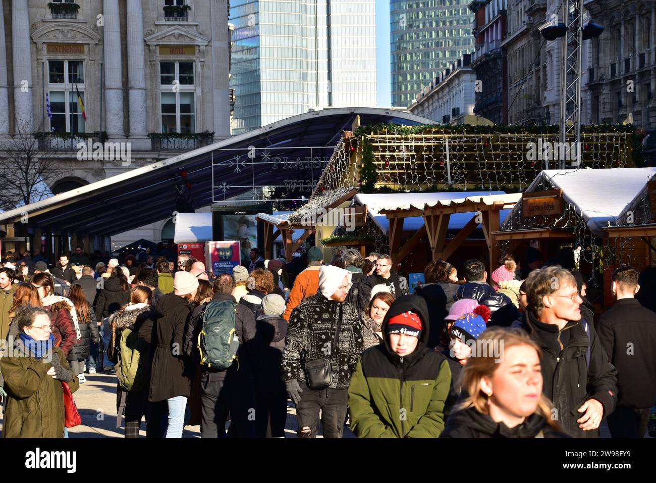 Besucher, die an einem sonnigen Wintertag den Brüsseler weihnachtsmarkt besuchen Stockfoto