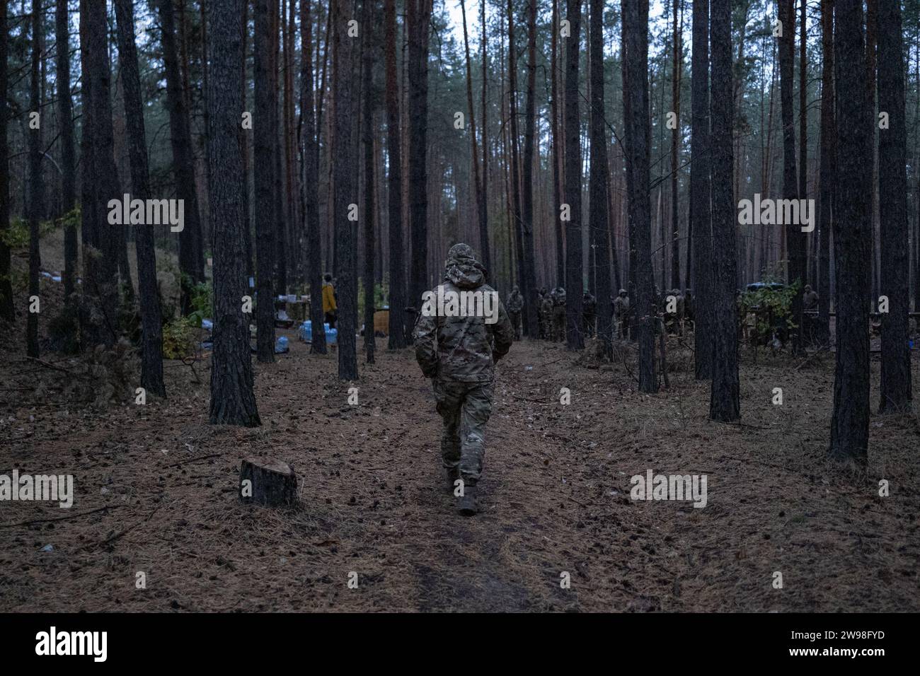 Kupiansk, Ukraine. Oktober 2023. Ein Soldat der 41. Mechanisierten Brigade, der zur täglichen Abendversammlung ging. Am 10. September 2023 kündigten die ukrainischen Behörden die obligatorische Evakuierung von Siedlungen im Gebiet von Kupiansk am Ostufer des Flusses Oskol, einschließlich Teilen von Kupiansk, an. Weniger als ein Jahr nach der Befreiung durch die ukrainische Armee wurden die Stadt und ihre Vororte, die ein wichtiger Eisenbahnknotenpunkt und eine direkte Verbindung zu Russland darstellen, wieder zu einem wichtigen militärischen Ziel, das durch die russische Offensive gefährdet wurde. (Kreditbild: © Amadeusz S Stockfoto