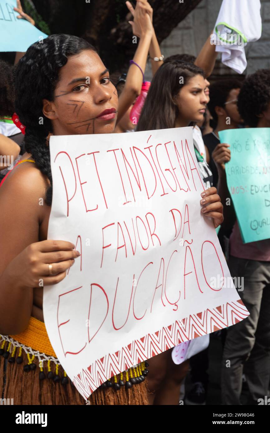 Salvador, Bahia, Brasilien - 30. Mai 2019: Menschen mit Plakaten protestieren gegen Kürzungen bei Geld für Bildung durch Präsident Jair Bolsonaro in der Stockfoto