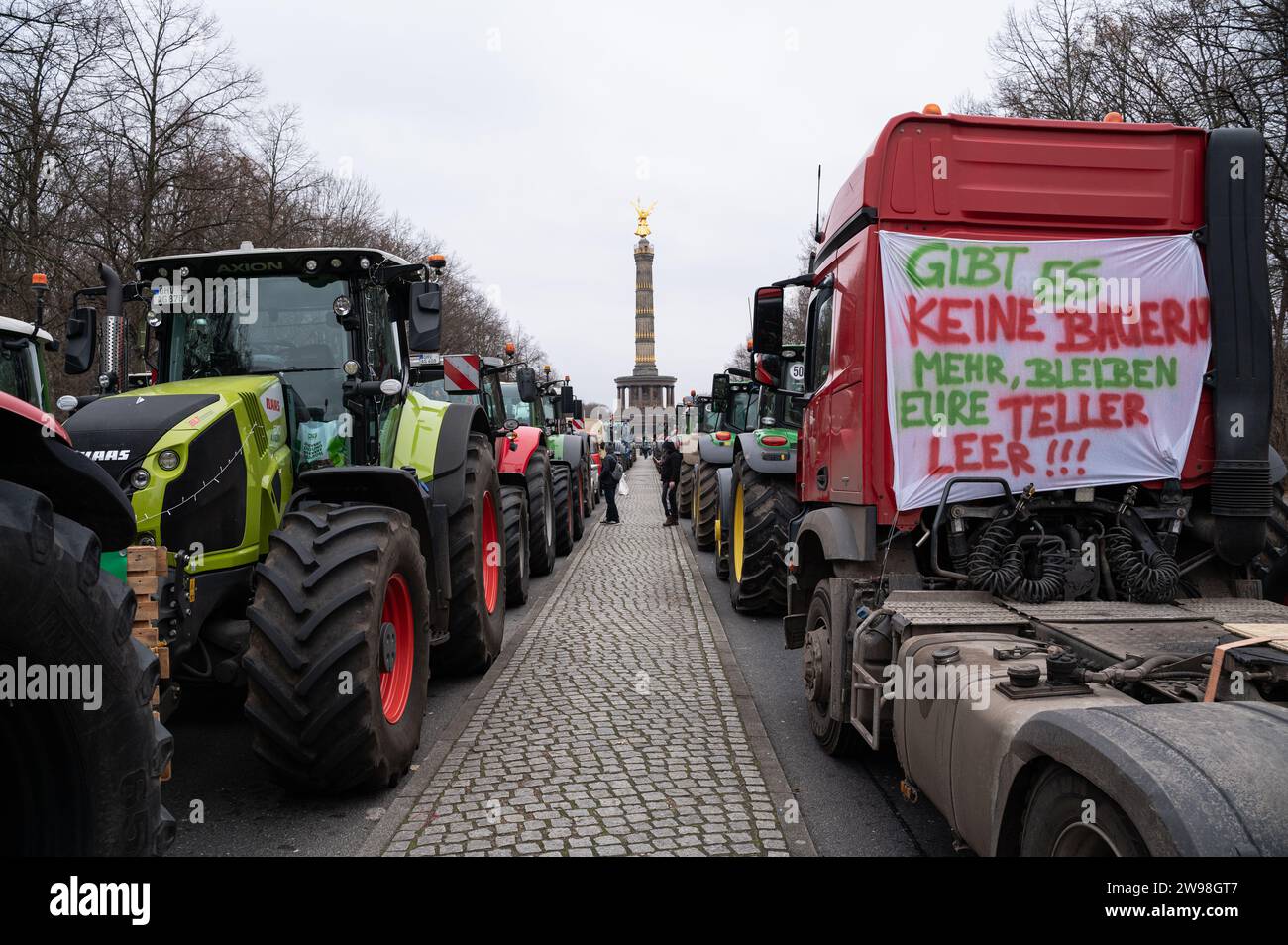 18.12.2023, Berlin, Deutschland, Europa - Tausende Bauern demonstrieren mit ihren Traktoren vor dem Brandenburger Tor gegen die Sparpolitik. Stockfoto