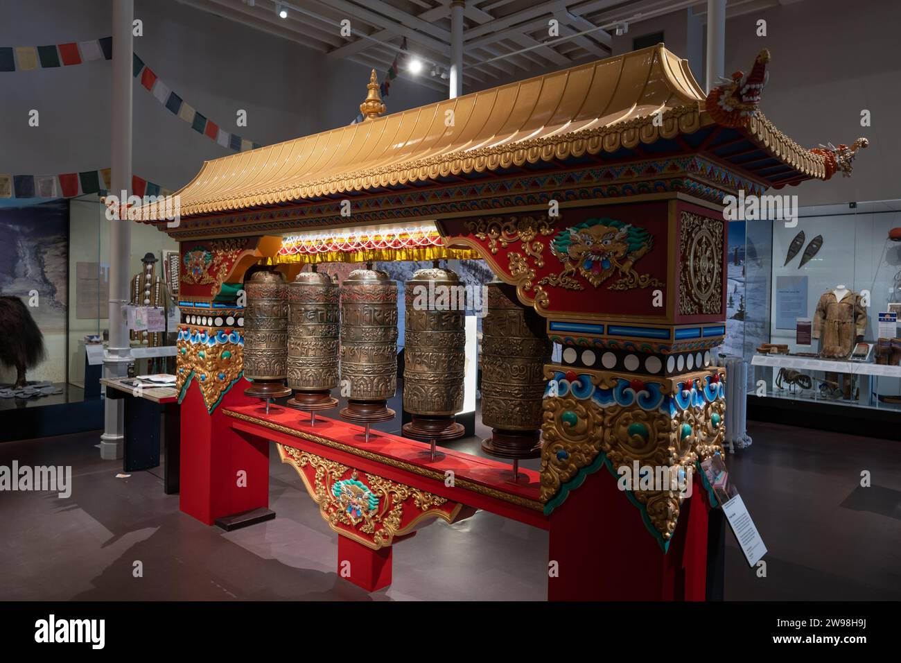 Tibetisches Gebetshaus im National Museum of Scotland in Edinburgh, Schottland, Großbritannien. Gebetsmühlen Haus wurde im Kagyu Samye Ling Kloster Zentrum gebaut Stockfoto