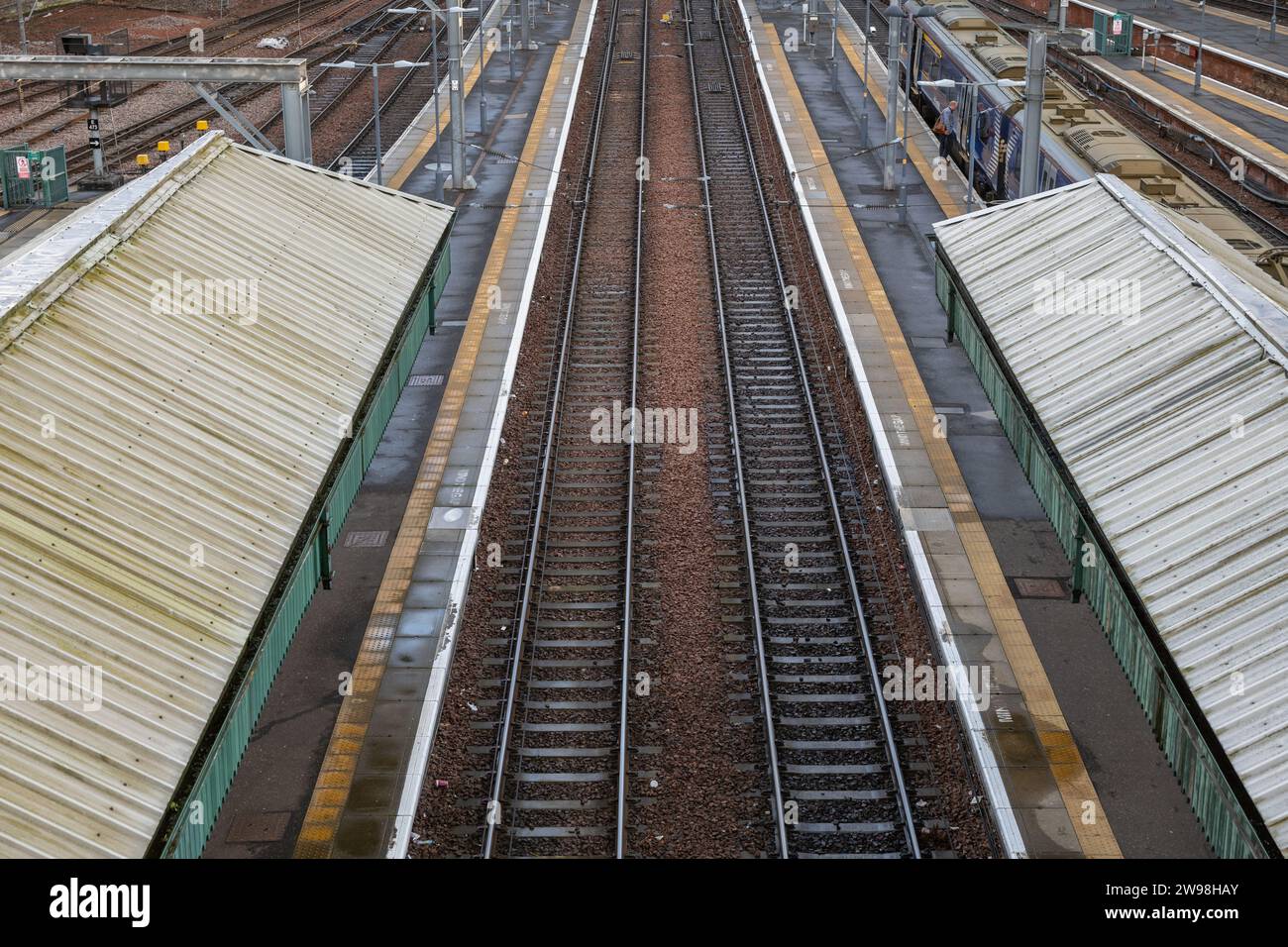 Bahnsteige und Gleise des Hauptbahnhofs Edinburgh Waverley, städtische Infrastruktur in Edinburgh in Schottland, Großbritannien. Stockfoto