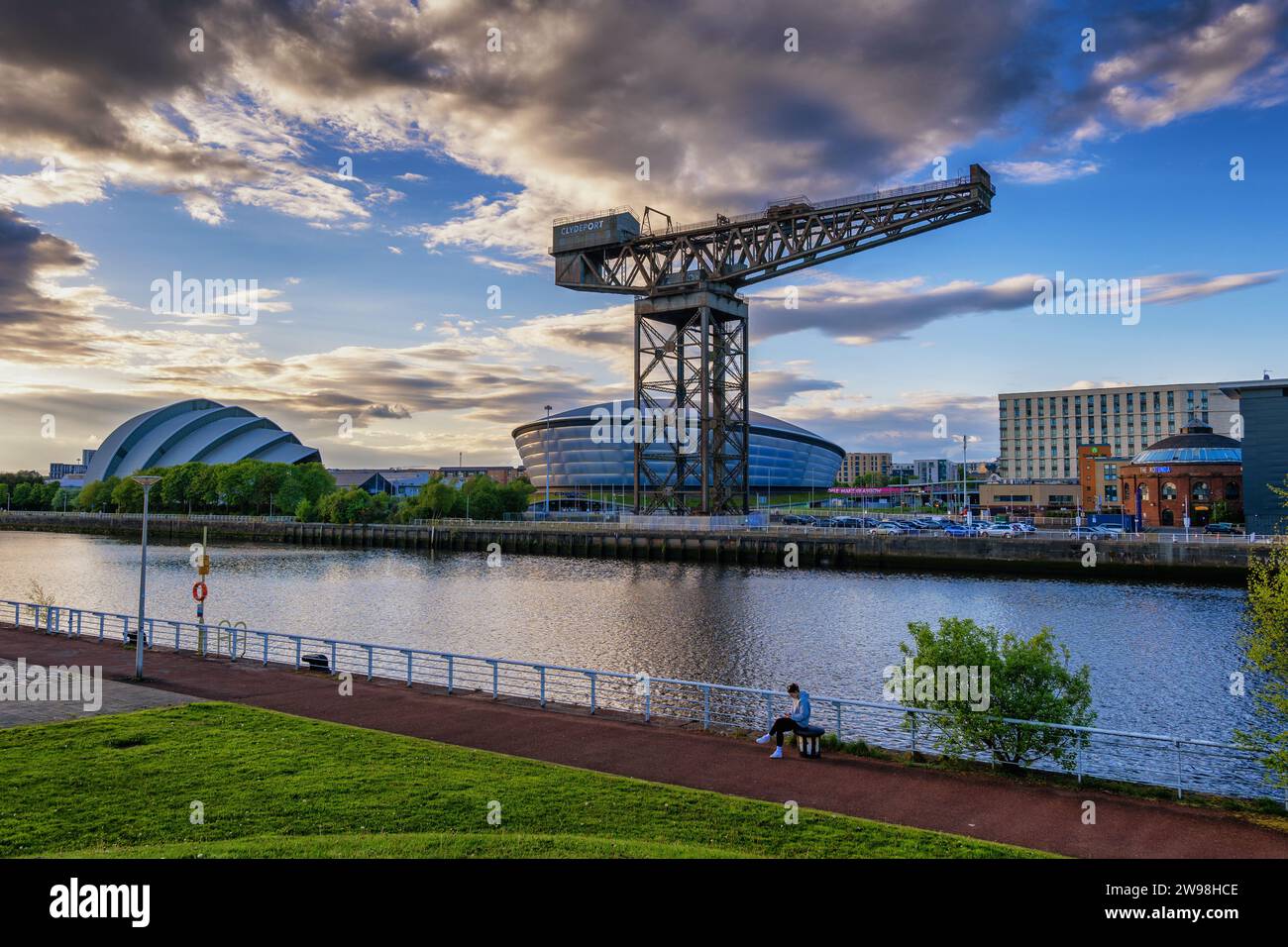 Der Finnieston Crane und die OVO Hydro Indoor Arena am River Clyde in Glasgow, Schottland, Großbritannien. Stockfoto