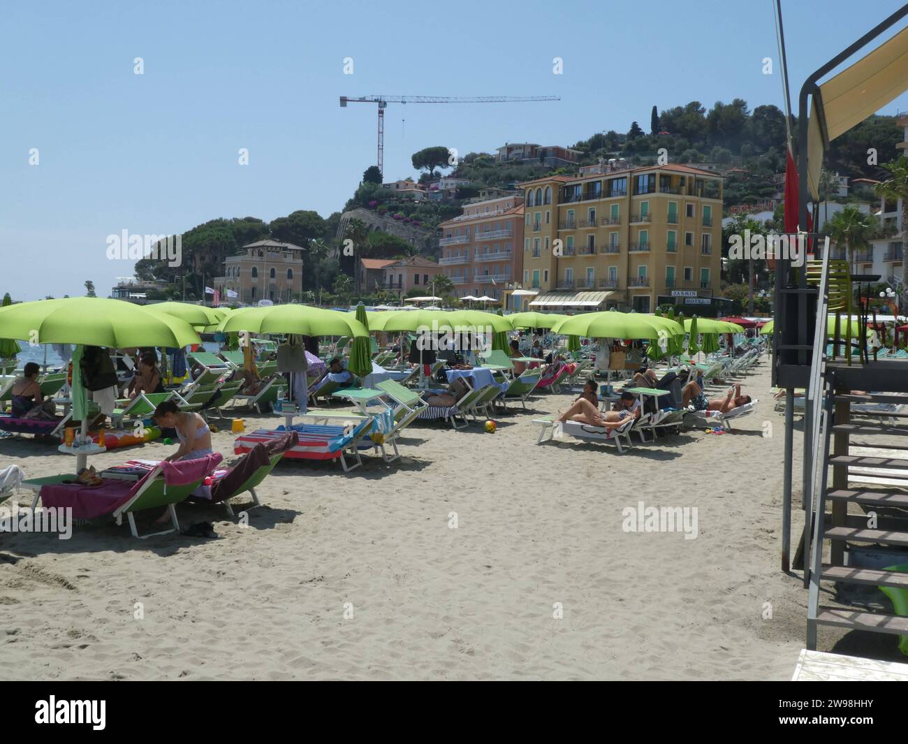 Diano Marina Strand von Diano Marina Ligurien Diano Marina liegt am östlichen Rand der Blumenriviera in der Provinz Imperia in Ligurien an einer malerischen Bucht am Golf von Diano. *** Diano Marina Beach in Diano Marina Liguria Diano Marina liegt am östlichen Rand der Blumenriviera in der Provinz Imperia in Ligurien an einer malerischen Bucht am Golf von Diano Copyright: XStopperx/xEibner-Pressefotox EP asr Stockfoto