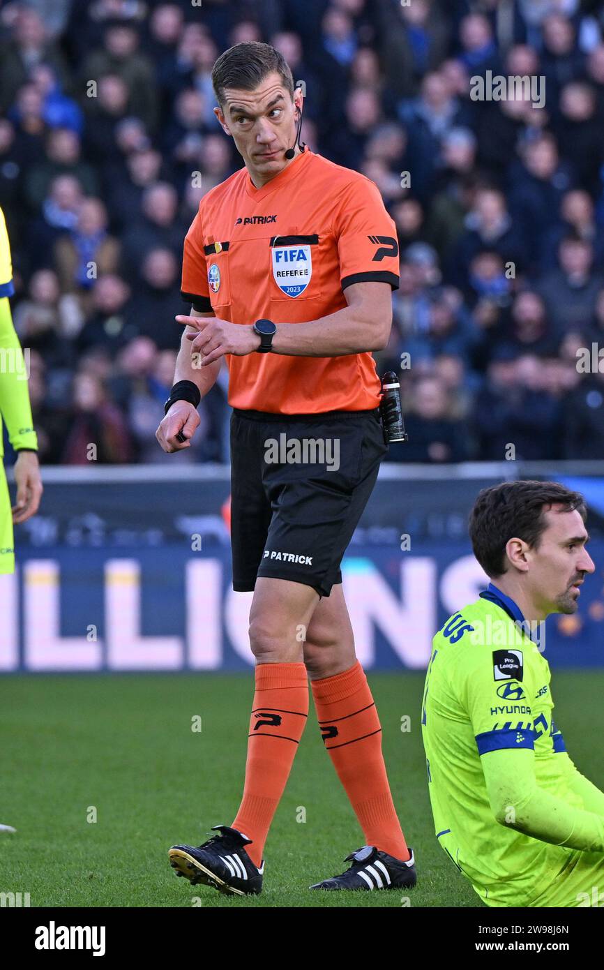 Brügge, Belgien. Dezember 2023. Schiedsrichter Jonathan Lardot, dargestellt während der Jupiler Pro League Saison 2023 - 2024 Spieltag 18 zwischen Club Brugge KV und AA Gent am 17. Dezember 2023 in Brügge, Belgien. (Foto: David Catry/Isosport) Credit: Sportpix/Alamy Live News Stockfoto