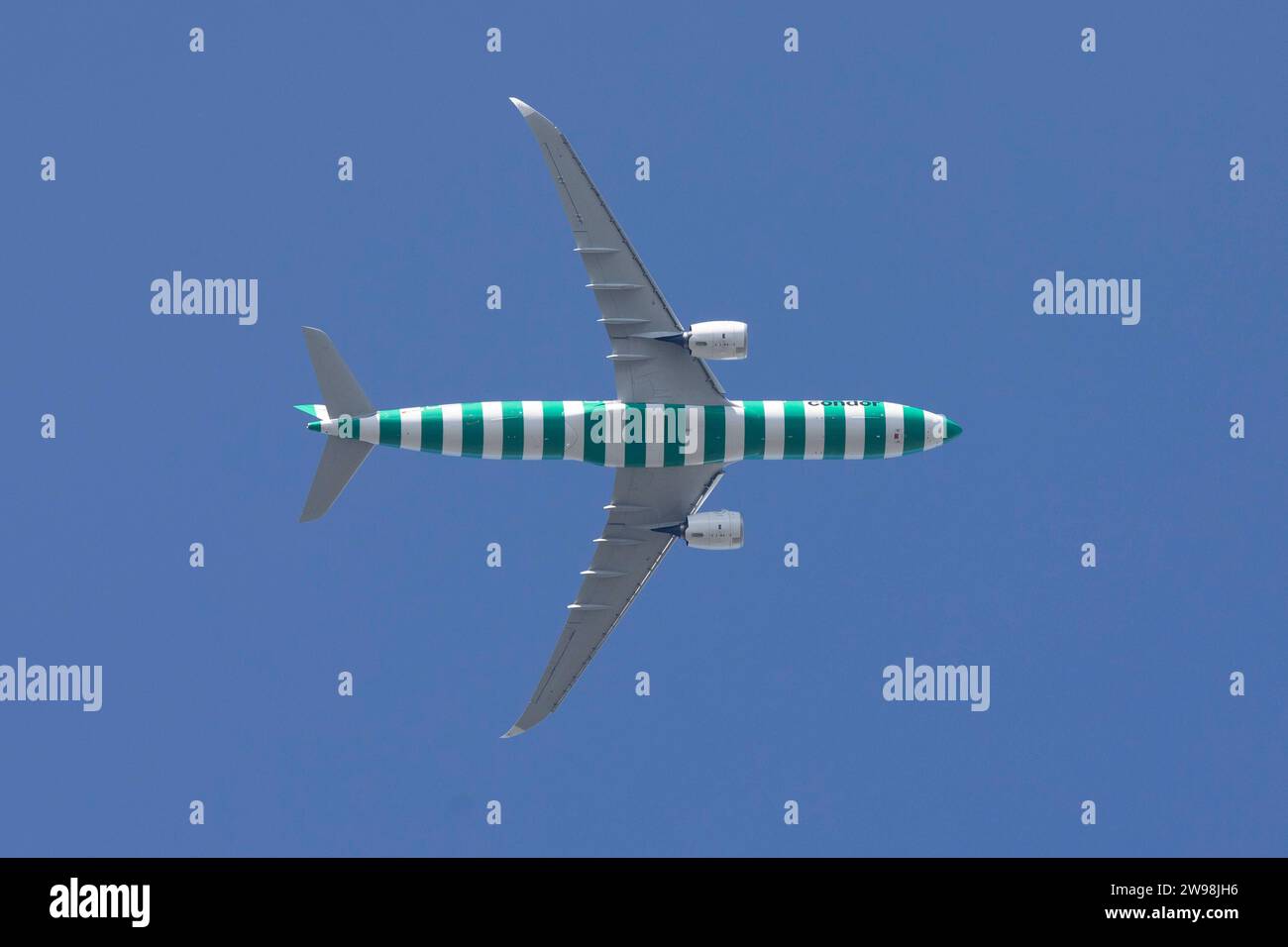 18.08.2023, Ingelheim, Rheinland-Pfalz, GER - A330 der Fluggesellschaft Condor im Flug. A330, Airbus, Airline, Aussen, Aussenaufnahme, Condor, D-ANRE, Deutsch, Deutschland, Europa, europaeisch, Ferien, Ferienflieger, Fernreise, fliegen, Flieger, Flug, Flugbetrieb, Fluggesellschaft, Fluglinie, Flugreise, Flugtechnik, Flugverkehr, Flugzeug, Freisteller, Froschperspektive, gestreift, gruen-weiss, Himmel, in der Luft, Ingelheim, Jet, Luftfahrt, Luftfahrtgesellschaft, Luftfahrtunternehmen, Luftverkehr, Maschine, niemand, Passagierflugzeug, Passagiermaschine, Pauschalflieger, QF, Querformat, Reise, Stockfoto