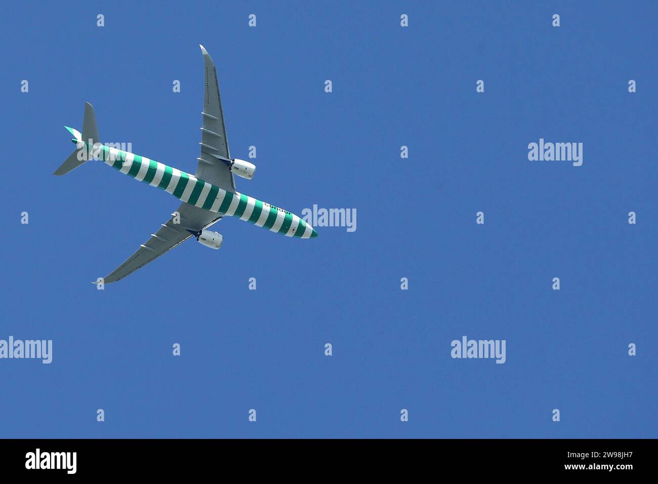 18.08.2023, Ingelheim, Rheinland-Pfalz, GER - A330 der Fluggesellschaft Condor im Flug. A330, Airbus, Airline, Aussen, Aussenaufnahme, Condor, D-ANRE, Deutsch, Deutschland, Europa, europaeisch, Ferien, Ferienflieger, Fernreise, fliegen, Flieger, Flug, Flugbetrieb, Fluggesellschaft, Fluglinie, Flugreise, Flugtechnik, Flugverkehr, Flugzeug, Freisteller, Froschperspektive, gestreift, gruen-weiss, Himmel, in der Luft, Ingelheim, Jet, Luftfahrt, Luftfahrtgesellschaft, Luftfahrtunternehmen, Luftverkehr, Maschine, niemand, Passagierflugzeug, Passagiermaschine, Pauschalflieger, QF, Querformat, Reise, Stockfoto