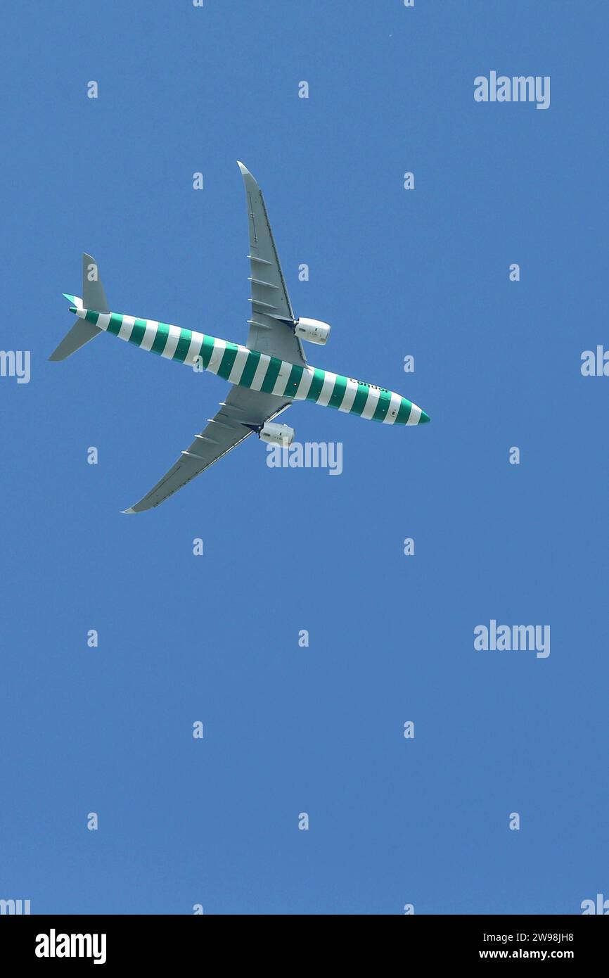 18.08.2023, Ingelheim, Rheinland-Pfalz, GER - A330 der Fluggesellschaft Condor im Flug. A330, Airbus, Airline, Aussen, Aussenaufnahme, Condor, D-ANRE, Deutsch, Deutschland, Europa, europaeisch, Ferien, Ferienflieger, Fernreise, fliegen, Flieger, Flug, Flugbetrieb, Fluggesellschaft, Fluglinie, Flugreise, Flugtechnik, Flugverkehr, Flugzeug, Freisteller, Froschperspektive, Gestreift, gruen-weiss, HF, Himmel, Hochformat, in der Luft, Ingelheim, Jet, Luftfahrt, Luftfahrtgesellschaft, Luftfahrtunternehmen, Luftverkehr, Maschine, niemand, Passagierflugzeug, Passagiermaschine, Pauschalflieger, Reise, Stockfoto