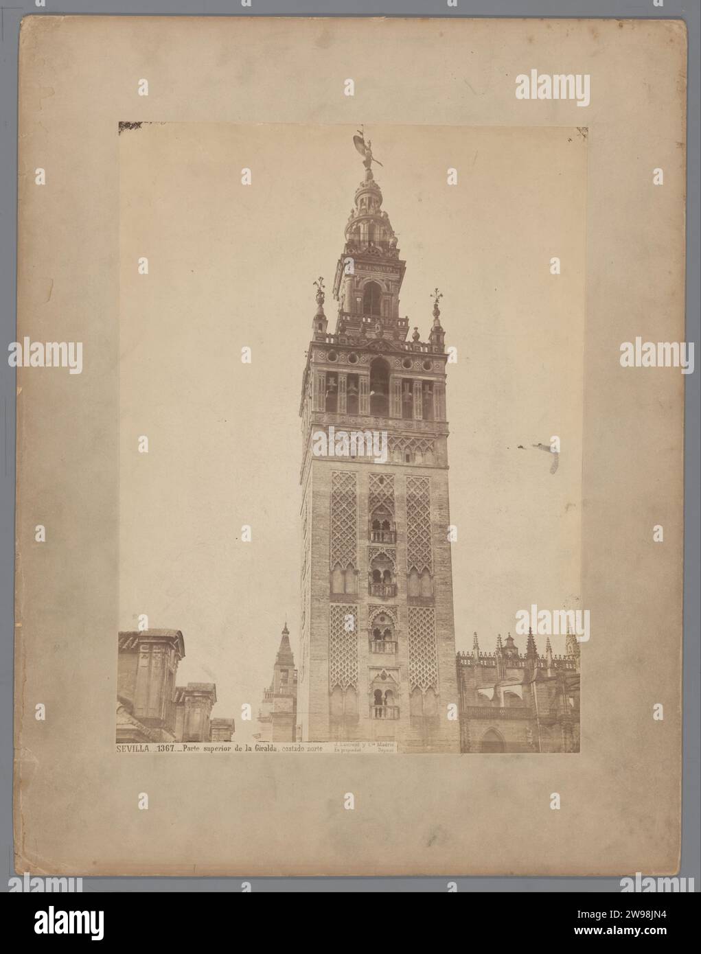 Oberer Teil der Giralda in Sevilla, ca. 1875 - ca. 1900 Fotografie Sevilla-Karton. Fotostütze Albumendruck Turm, Uhrturm  monumentale Verzierung. Faith, „Fides“; „Fede“, „Fede catholica“, „Fede christiana“, "Fede christiana catholica" (Ripa)  eine der drei theologischen Tugenden - MM - Tugenden triumphierend. Flache Dekoration  angewandte Kunst (+ islamische Kunst) Sevilla Stockfoto