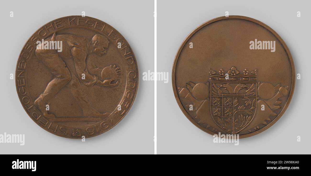 Preismedaille des Hertogenbosschen Kegelbunds anlässlich des Regierungsjubiläums der Königin Wilhelmina (1923) , 1923 Geschichtsmedaille Bronzemedaille, auf der Vorderseite ein Kegelaar mit der Kugel nach rechts, der Rücken gebeugt, mit einem Wechsel, ein Inschriftenraum auf der Rückseite mit dem gekrönten Wappen von 's-Hertogenbosch zwischen Kegeln, Kugeln und Lorbeerblättern. Bronze (Metall) Anschlagen (Metallbearbeitung) Stockfoto