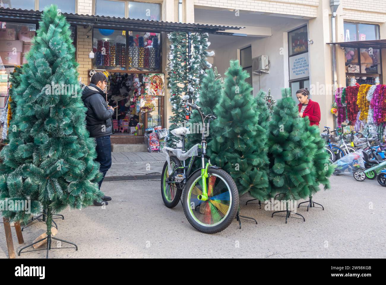 Siyob Basar Stände mit einem künstlichen Weihnachtsbaum, der auf dem Straßenmarkt Samarkand Usbekistan verkauft wird Stockfoto