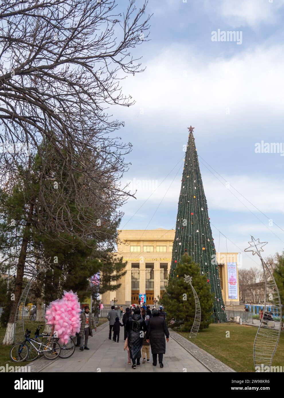 Weihnachtsbaum am Kuk-Saroy-Platz Samarkand Usbekistan Stockfoto