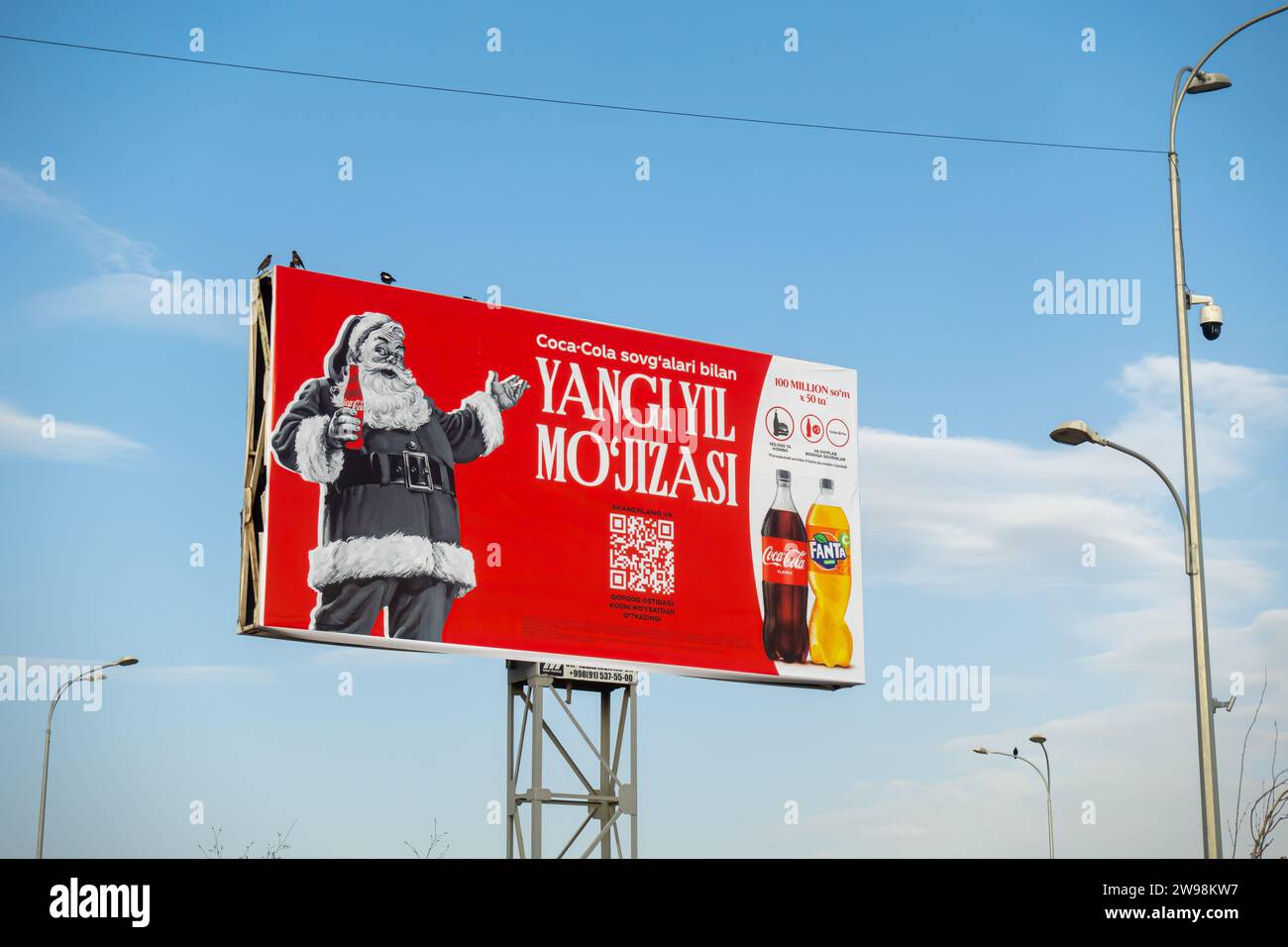 Coca-Cola Santa Christmas Plakatwand in Smarkand, Usbekistan, Zentralasien Stockfoto