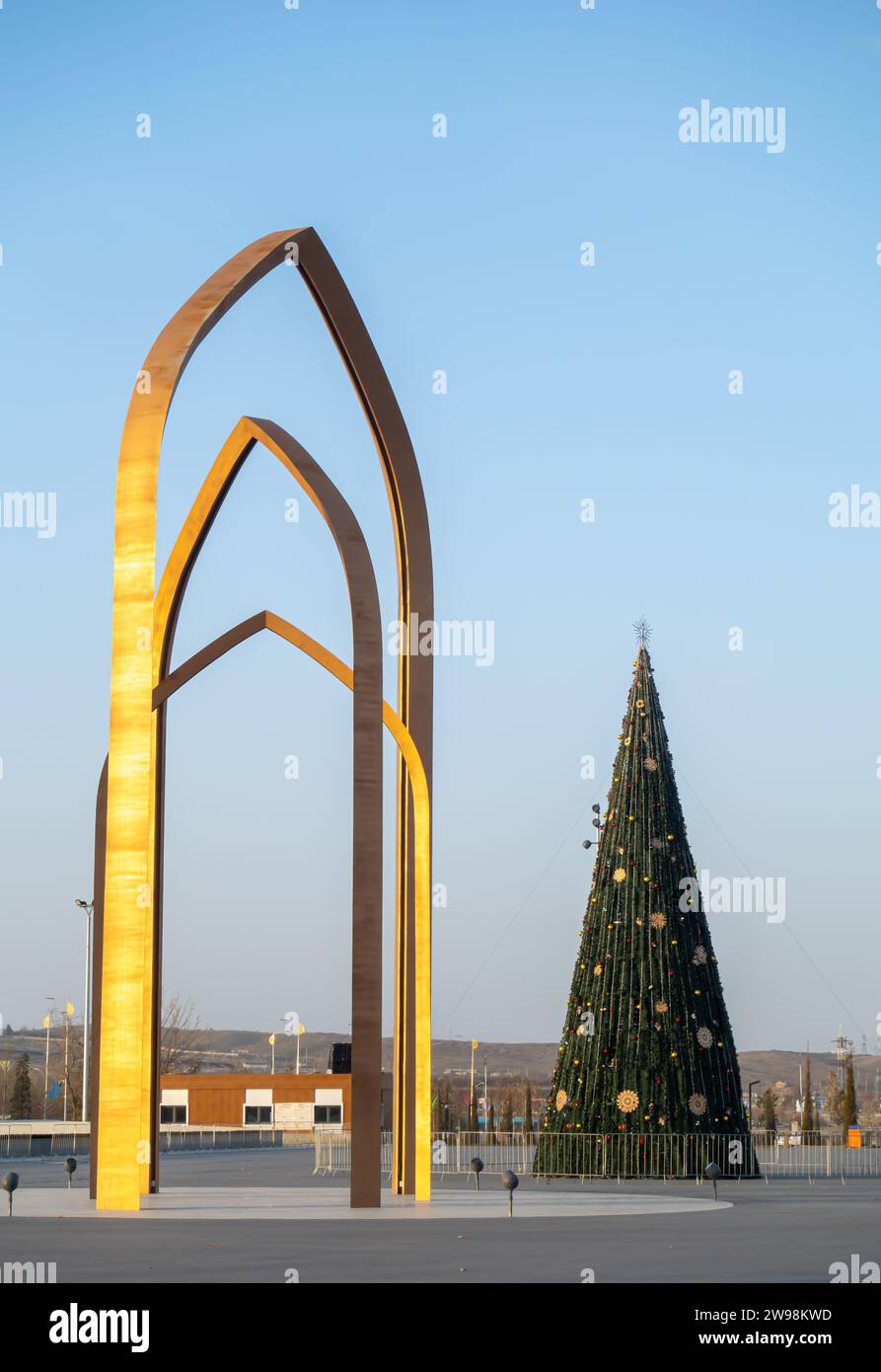 Bogenbogenskulptur und Weihnachtsbaum im Wandergebiet Grebnoi Channel in Samarkand, Usbekistan Stockfoto