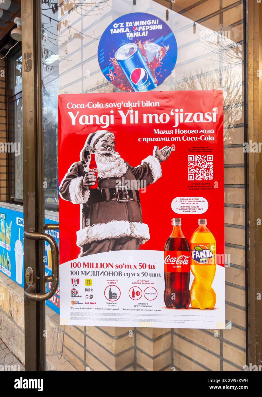 Coca-Cola Santa Weihnachtsplakat in einem Einzelhandelsgeschäft in Smarkand, Usbekistan, Zentralasien. Pepsi-Aufkleber Stockfoto
