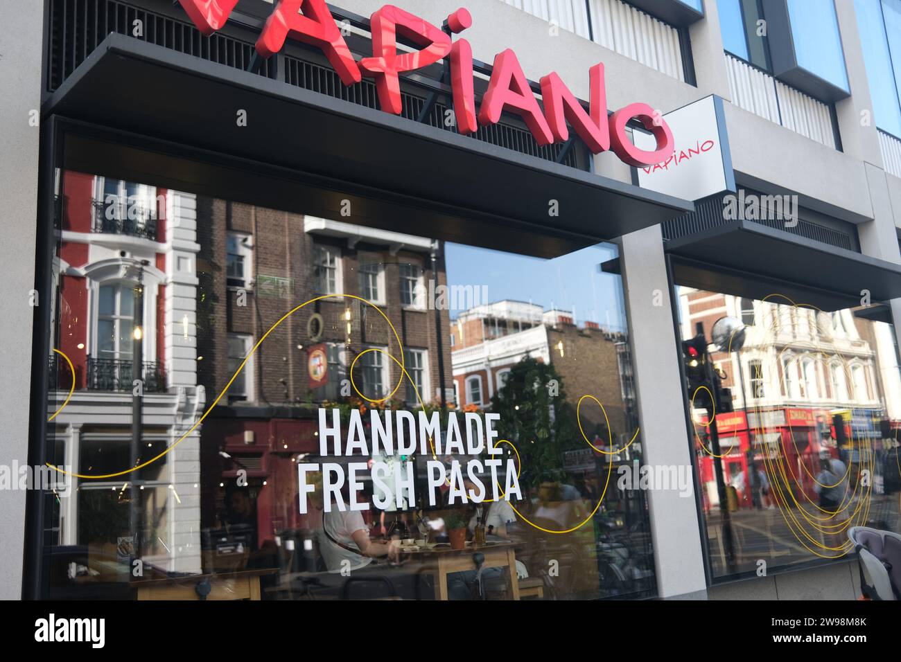 Handgemachte frische Pasta in einem Restaurant, die Ihre Vorlieben und den Blick auf die Straße widerspiegelt Stockfoto