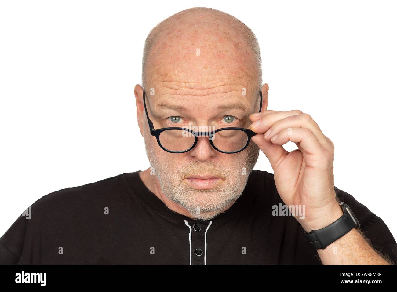 Selbstbewusster kaukasischer Mann mittleren Alters mit dunkler Brille auf weißem Hintergrund Stockfoto