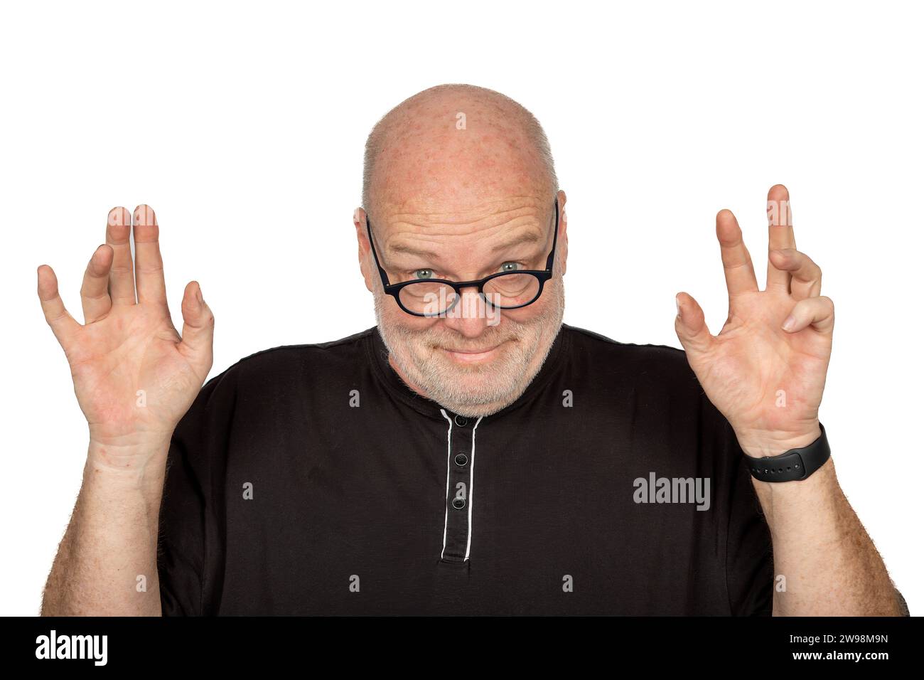 Kaukasischer Mann mittleren Alters, der winkt und mit einer dunklen Brille auf weißem Hintergrund gespendet Stockfoto