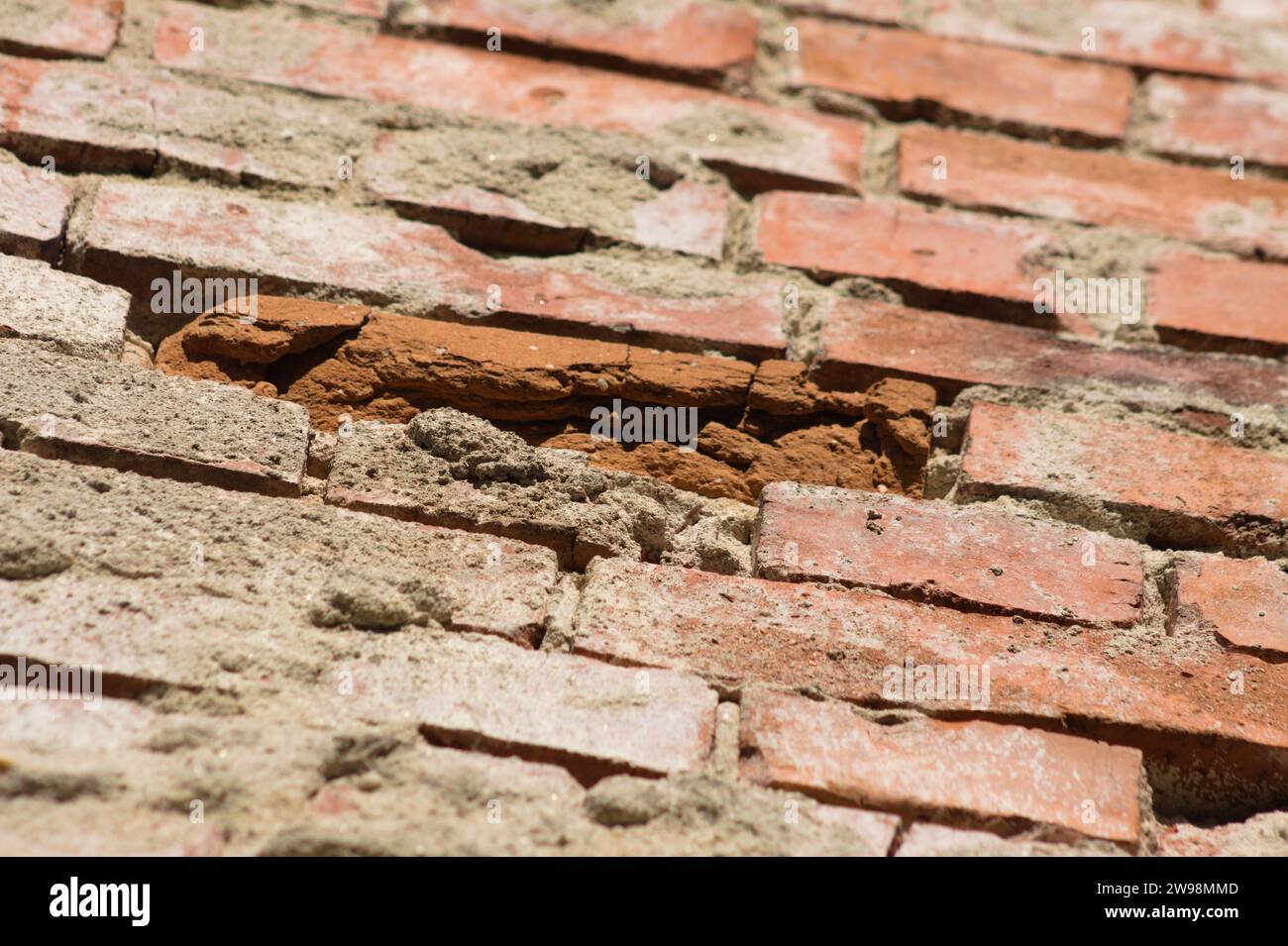 Nahaufnahme der alten roten Ziegelmauer mit selektivem Fokus auf den Vordergrund Stockfoto