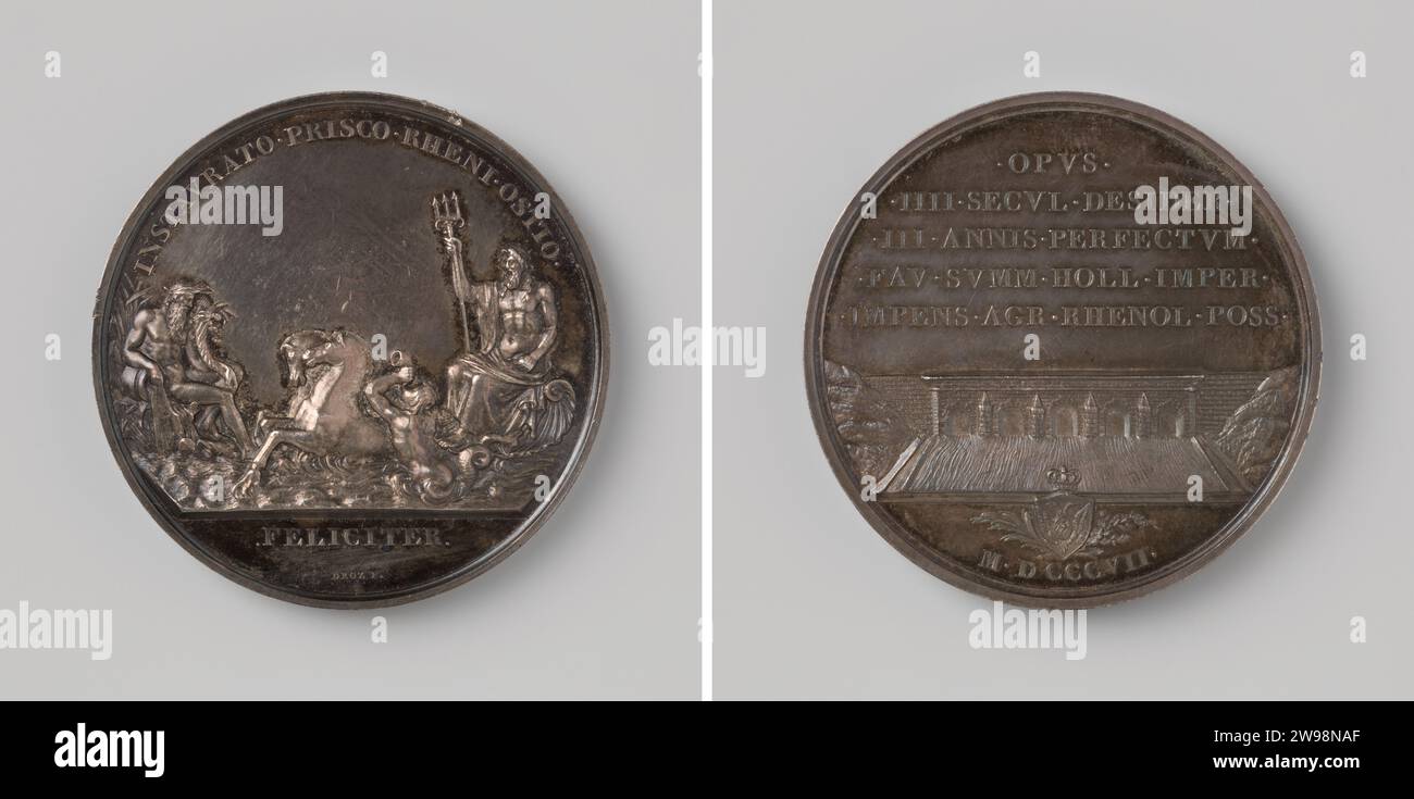 Fertigstellung der Schleusen in Katwijk, Jean-Pierre Droz, 1807 Geschichtsmedaille Silbermedaille. Vorne: Neptun mit Dreizack in der Hand sitzt auf seinem Seerad, der von zwei Pferden in Richtung Riviergod Rijn gezogen wird, der seitlich zwischen dem Schilf in der Seite des Schilfes in der Seite des Zügels sitzt; Cut: Inschrift. Rückseite: Schleusen in Katwijk unter Inschrift; Schnitt: Gekröntes Wappen über dem Jahr. Paris Silber (Metall) auffällig (Metallverarbeitung) Katwijk aan Zee. Drainagekanal Stockfoto