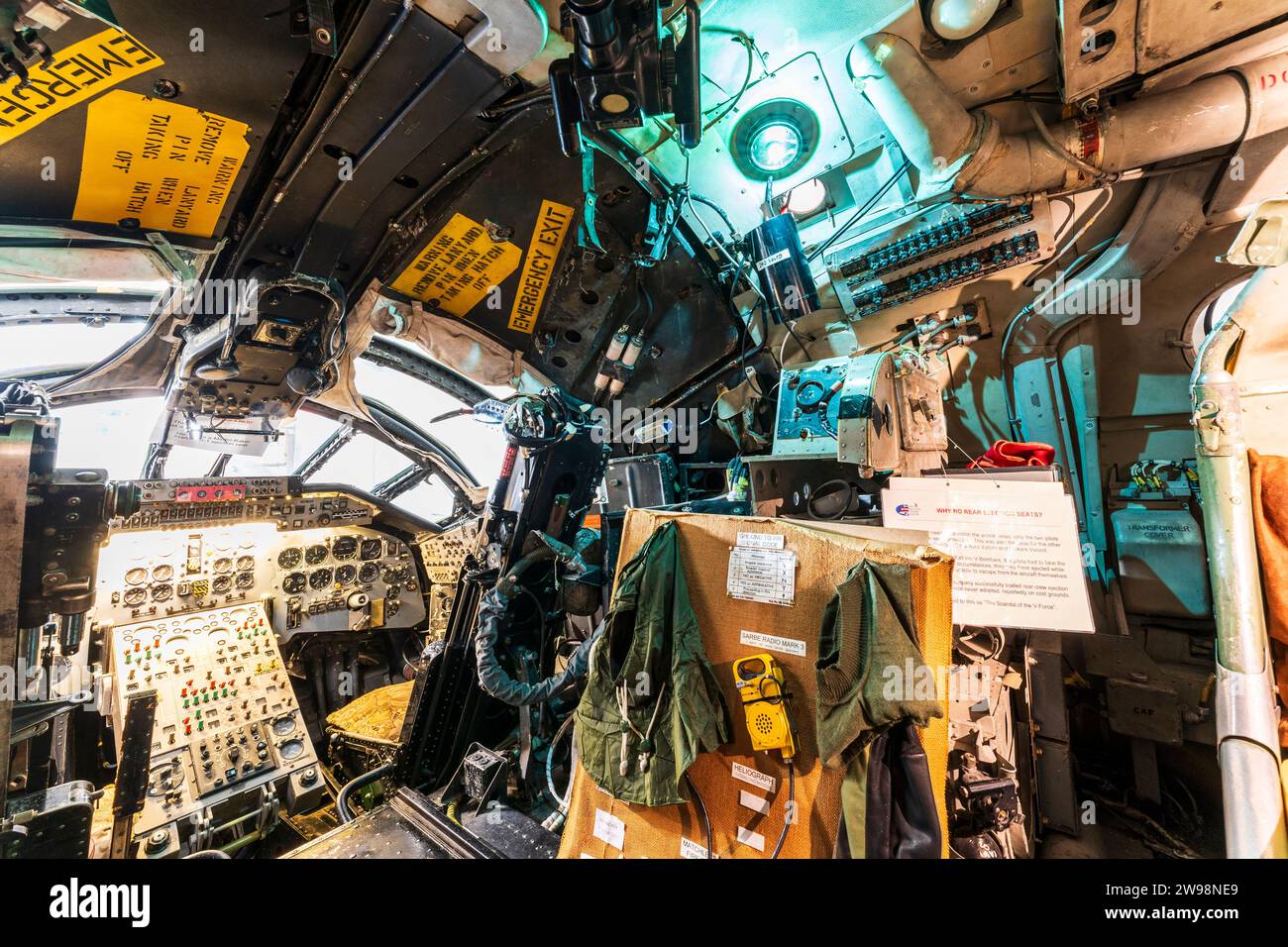 Innenraum, Cockpit-Abschnitt eines stillgelegten britischen Handley Page Victor Bombers aus der Zeit des Kalten Krieges 1950. Zusätzliche Bedienelemente des Co-Pilot-Sitzes. Stockfoto