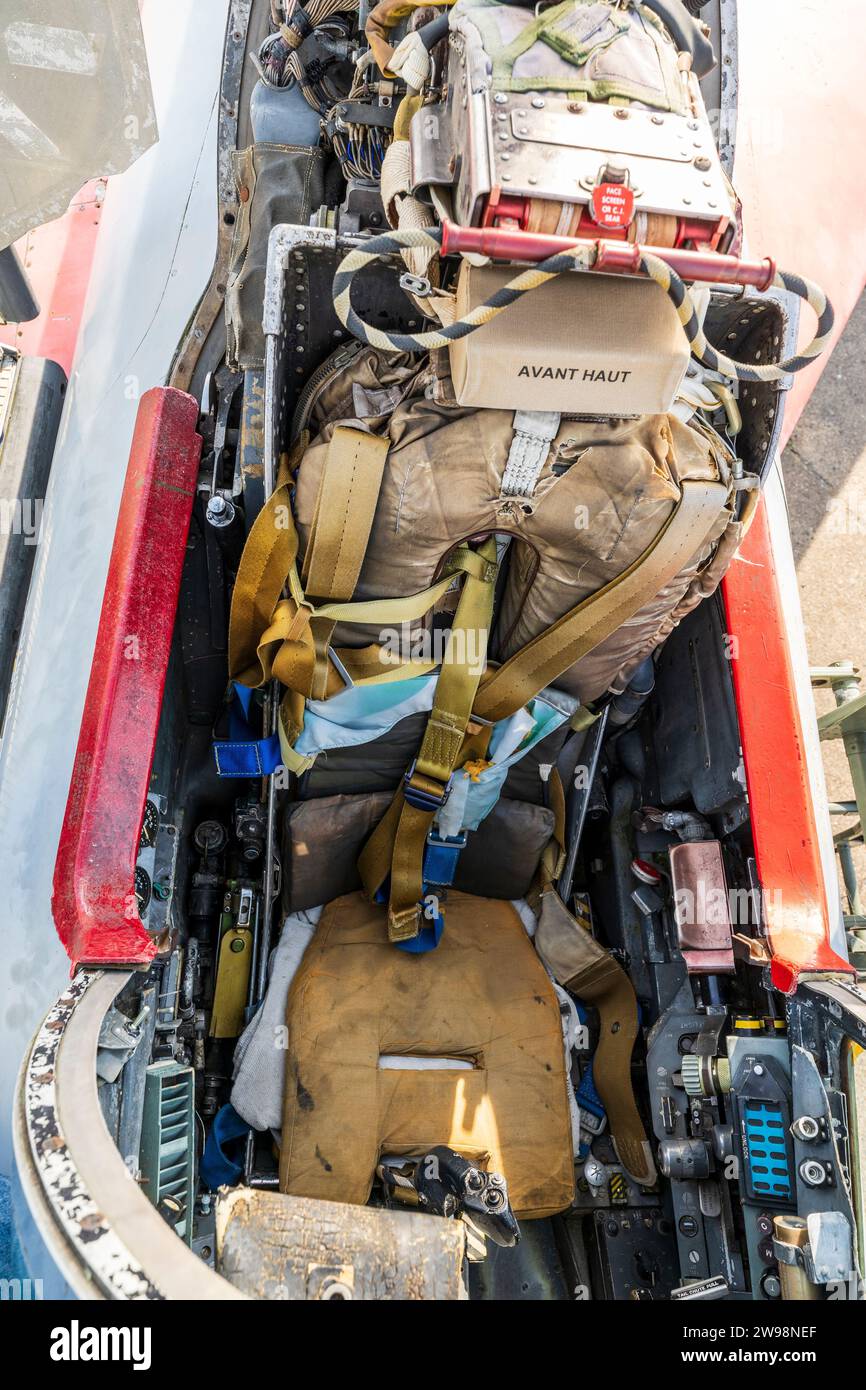 Blick von oben auf das Cockpit eines stillgelegten RAF 1950er-Jets, der English Electric Lightning, mit hauptsächlich dem Auswerfersitz. Stockfoto