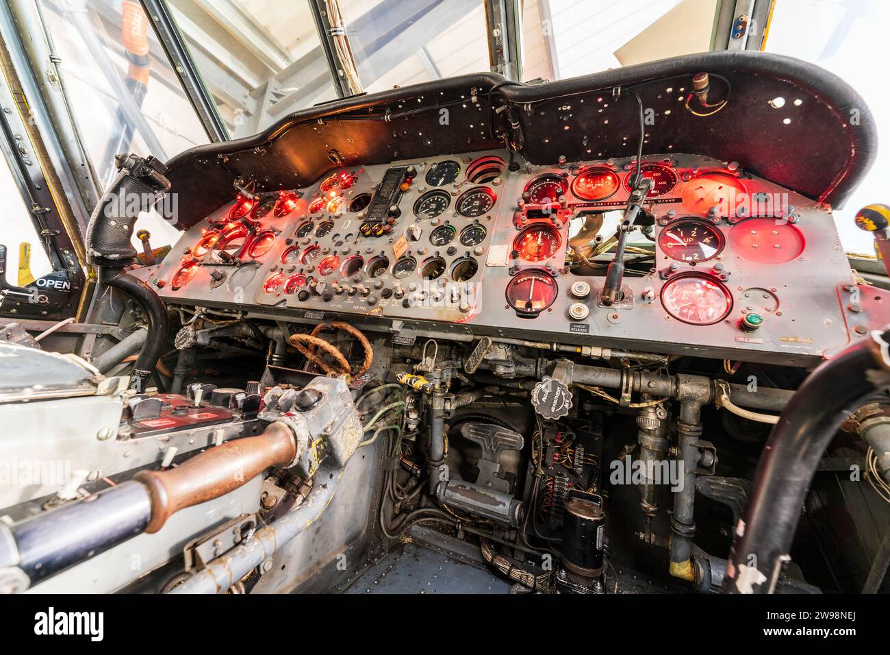 Innenraum eines stillgelegten Westland Wessex Hubschraubers, der die Flugsteuerungen für Pilot und Navigator zeigt. Flugsteuerungen leuchten. Stockfoto