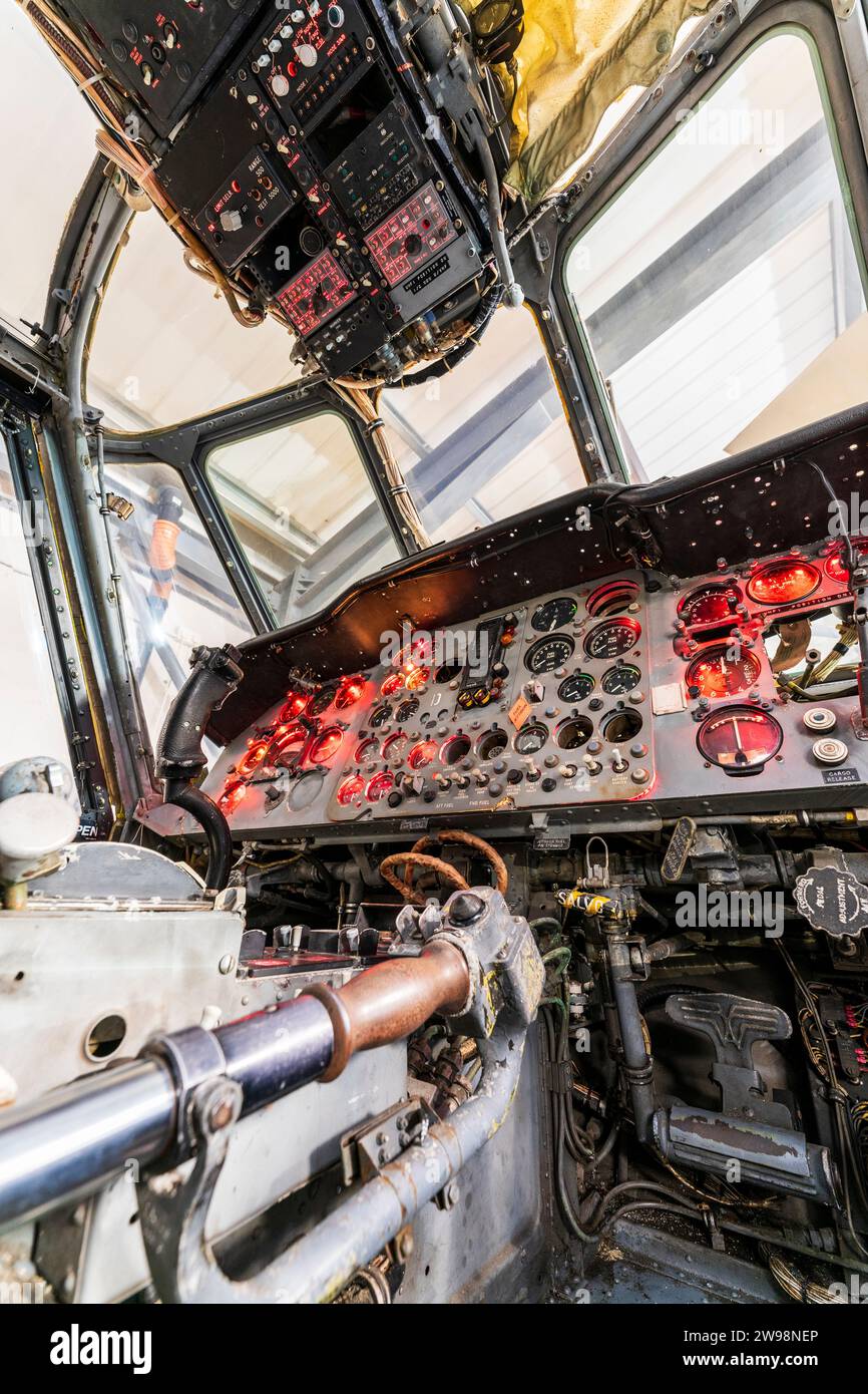 Innenraum eines stillgelegten Westland Wessex Hubschraubers, der die Flugsteuerungen für Pilot und Navigator zeigt. Flugsteuerungen leuchten. Stockfoto