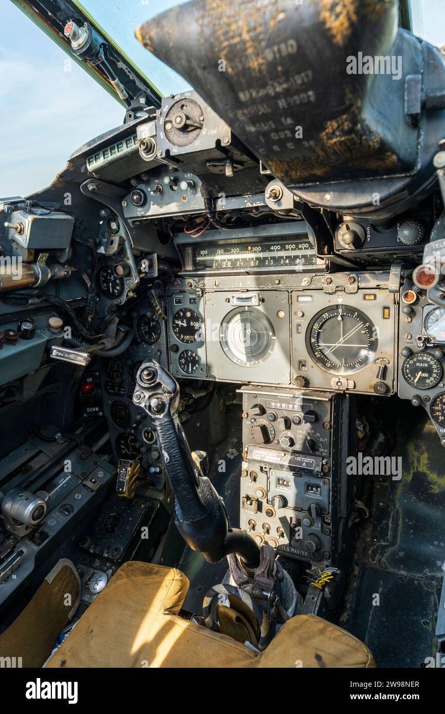 Innenraum eines 1950er Jahre außer Betrieb genommenen englischen Electric Lightning RAF-Kampfflugzeugs. Ansicht des Piloten auf den Flugstock und die Flugsteuerung Stockfoto