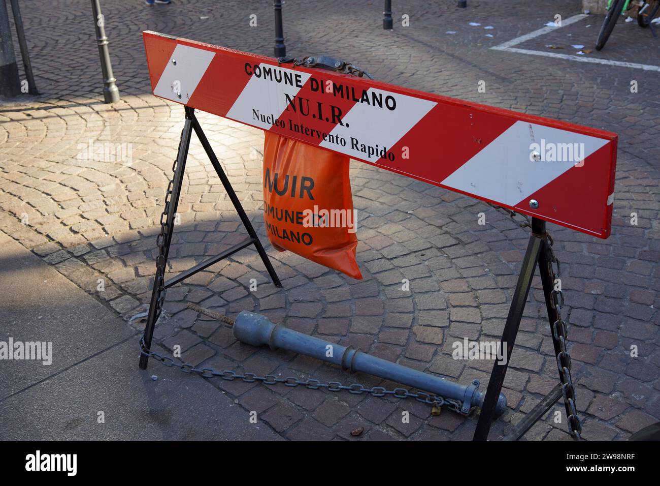 Rot und weiß, öffentliche Wartungsbarriere und -Schilder in Mailand, Italien Stockfoto