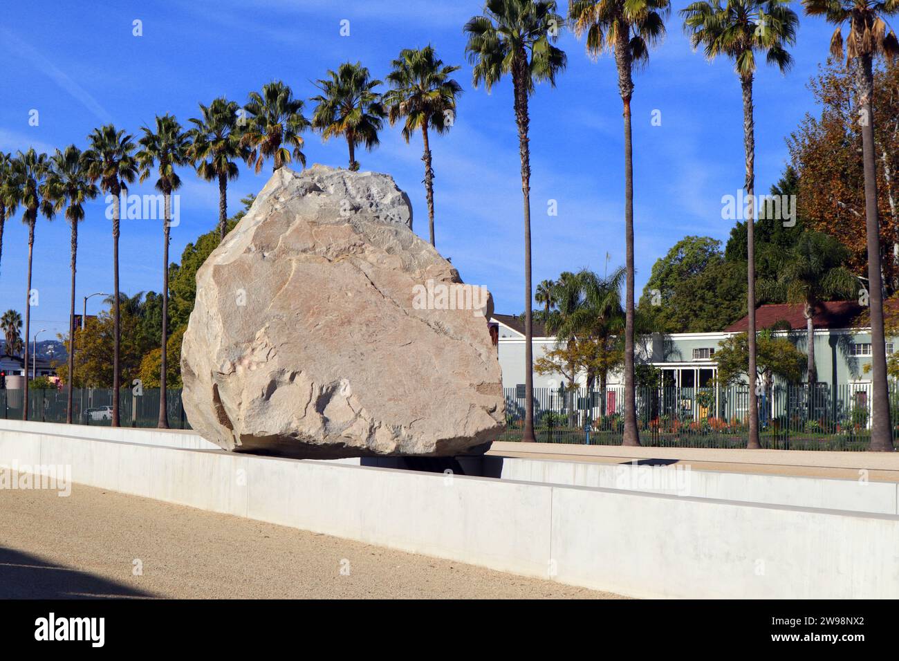 Los Angeles, Kalifornien: Public Art LEVITATED MASS eine Skulptur von Michael Heizer im LACMA, Los Angeles County Museum of Art Stockfoto