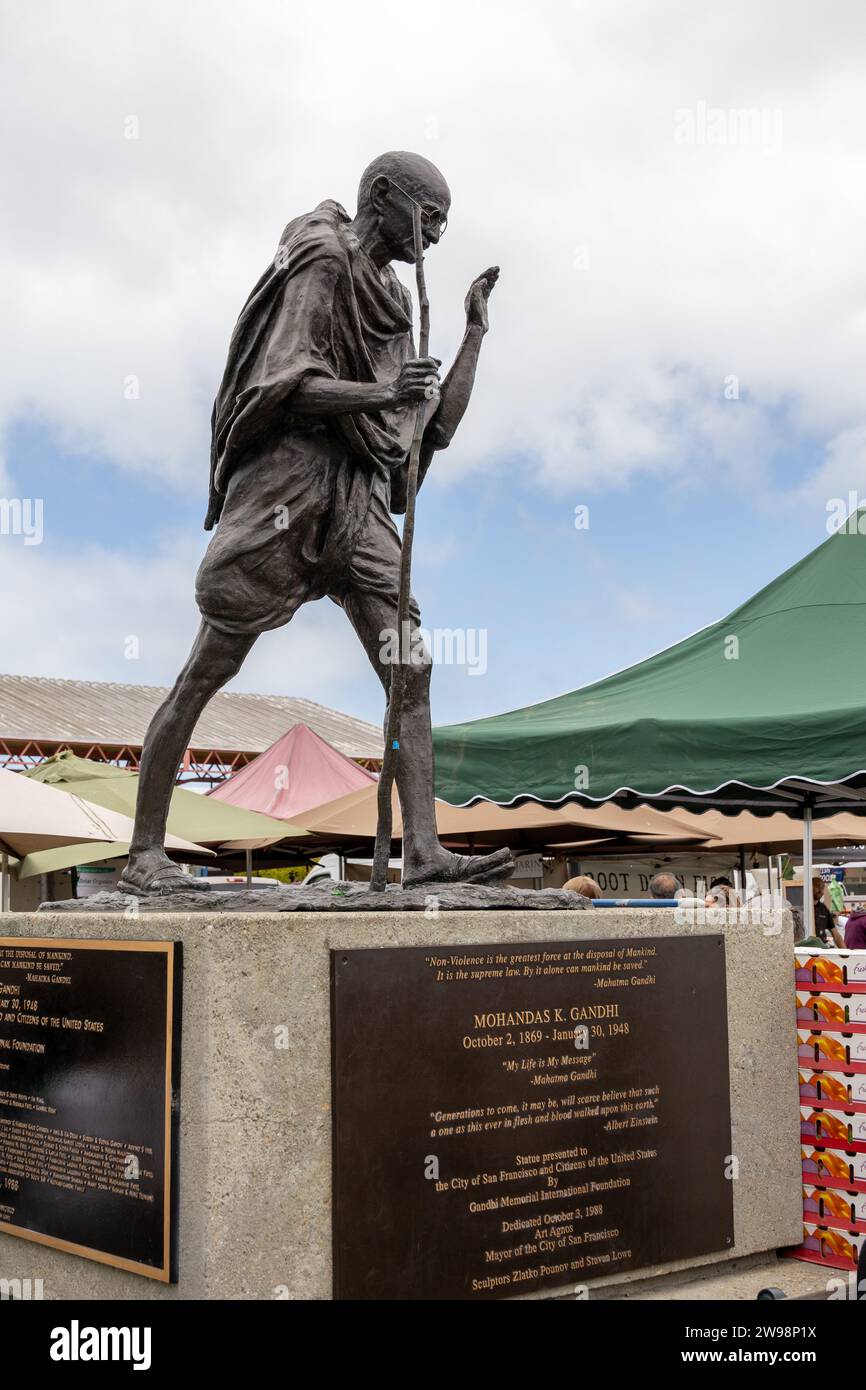 Mohandas K. Gandhi Statue San Francisco Plaza in der Nähe des Fährgebäudes San Francisco, Skulptur von Zlatko Paunov und Steven Lowe, 24. Juni 2023, Stockfoto